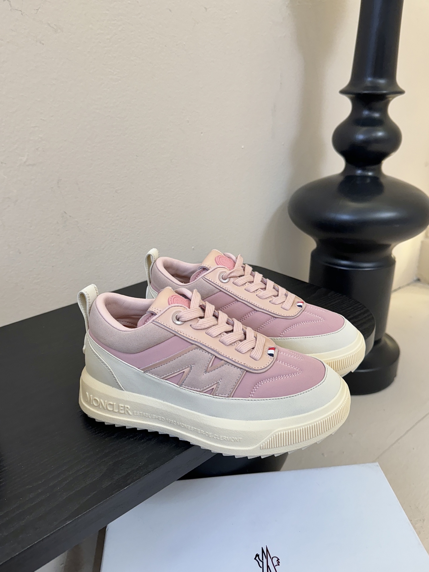 Moncler Altive Mid 系列饼干鞋灵感源自 Moncler 典藏系列，将大胆设计与实用功能