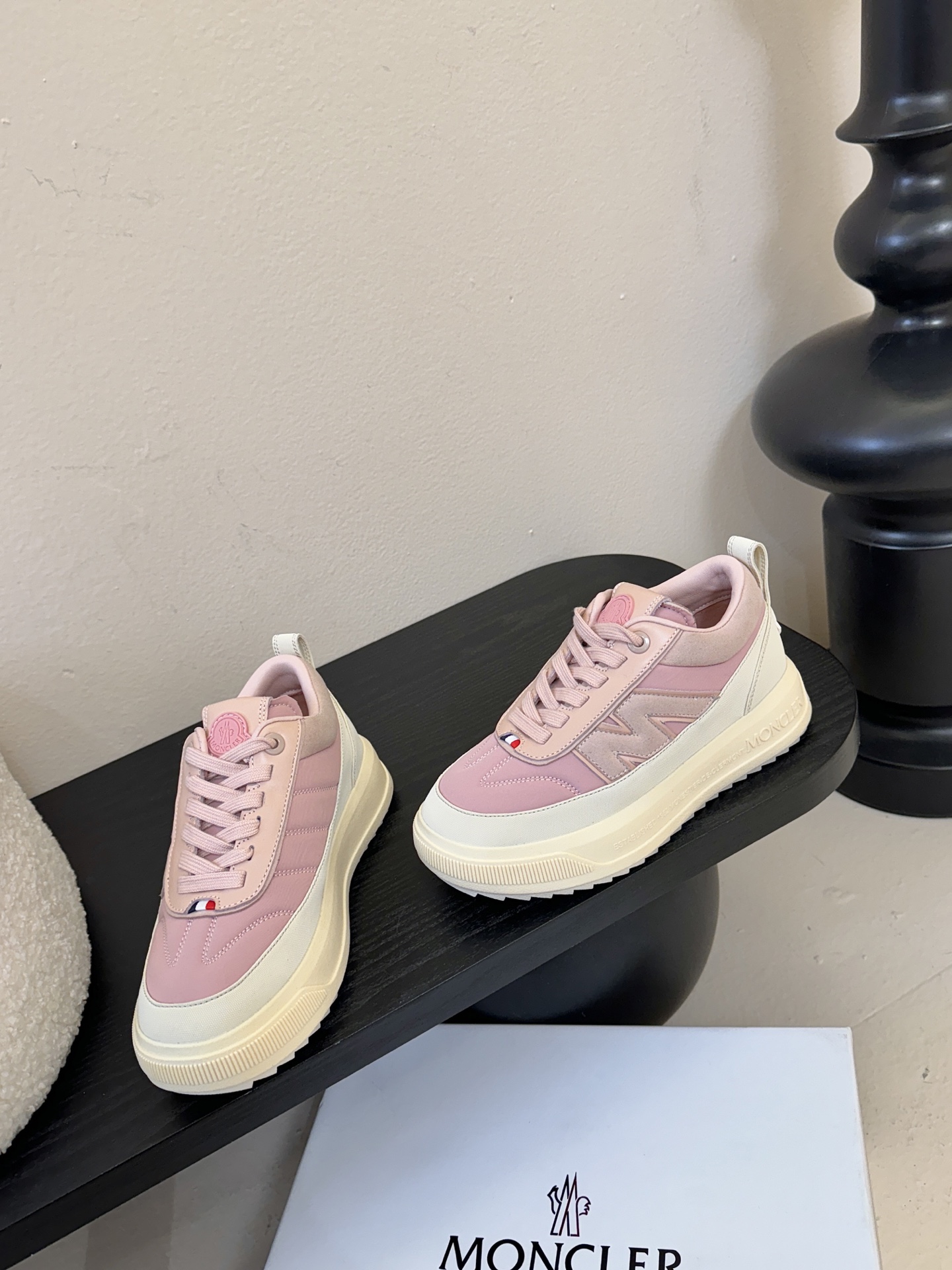 Moncler Altive Mid 系列饼干鞋灵感源自 Moncler 典藏系列，将大胆设计与实用功能