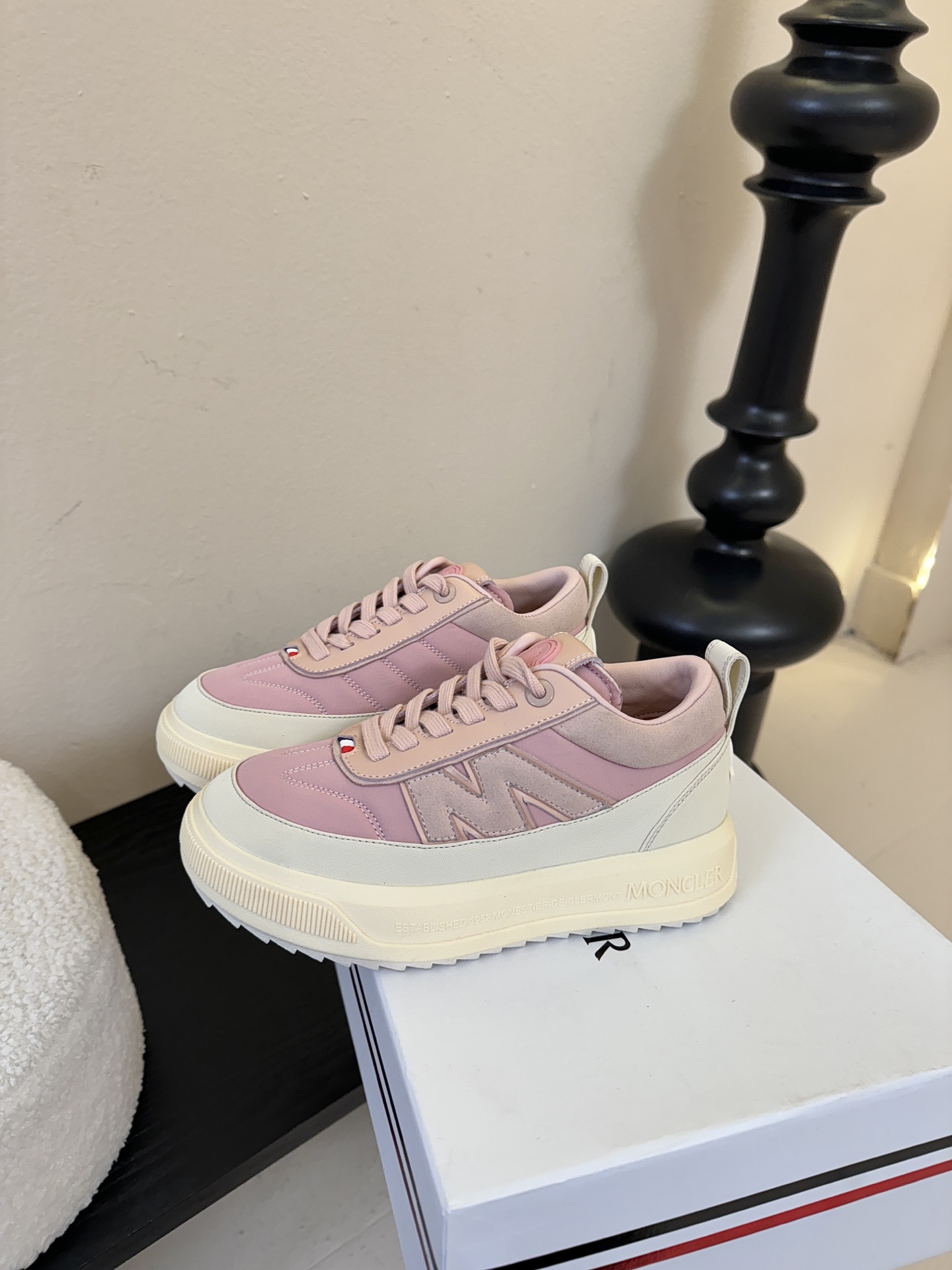 Moncler Altive Mid 系列饼干鞋灵感源自 Moncler 典藏系列，将大胆设计与实用功能