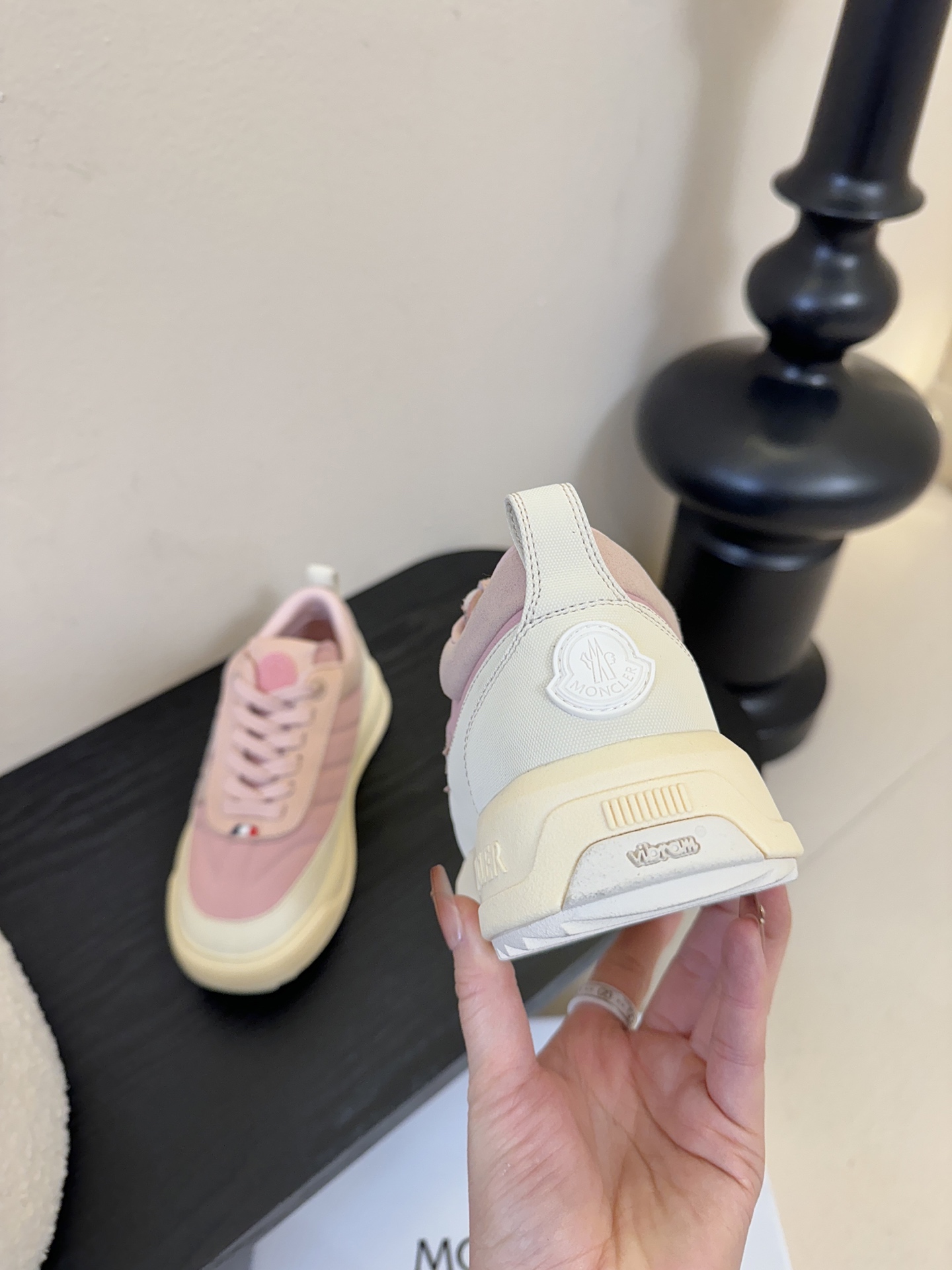 Moncler Altive Mid 系列饼干鞋灵感源自 Moncler 典藏系列，将大胆设计与实用功能