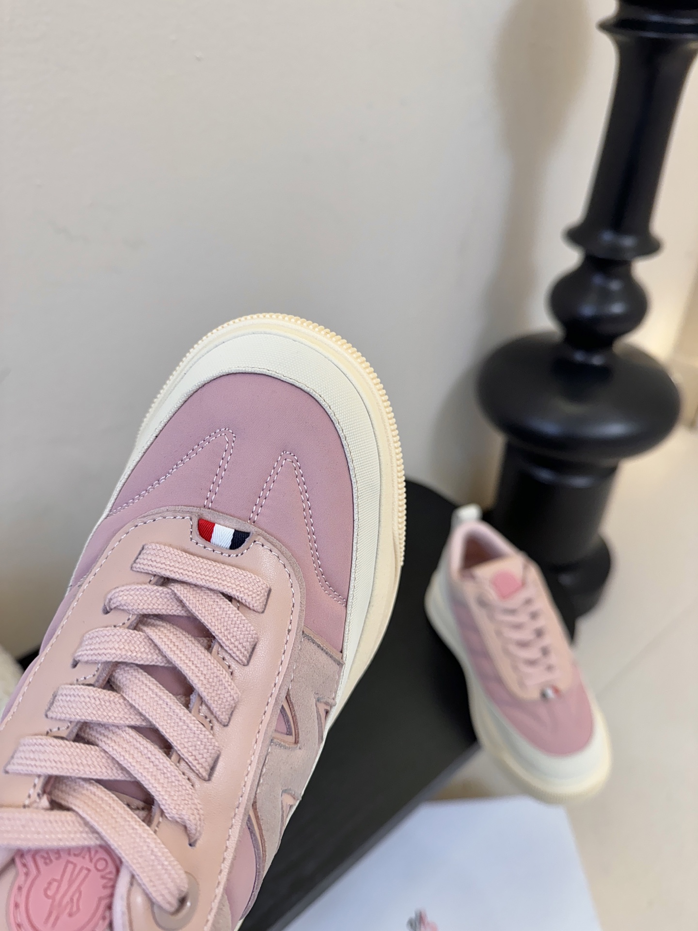 Moncler Altive Mid 系列饼干鞋灵感源自 Moncler 典藏系列，将大胆设计与实用功能