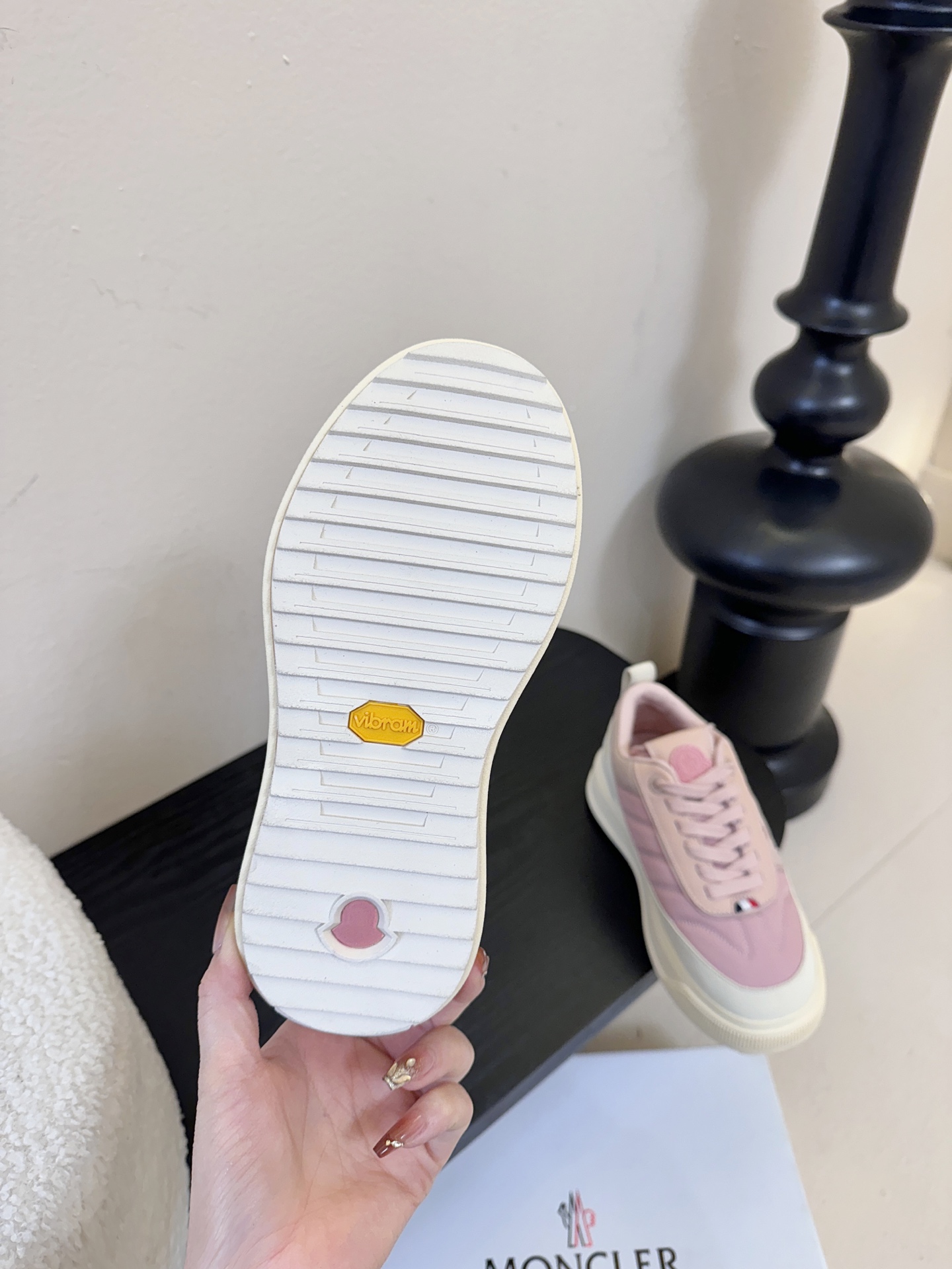 Moncler Altive Mid 系列饼干鞋灵感源自 Moncler 典藏系列，将大胆设计与实用功能