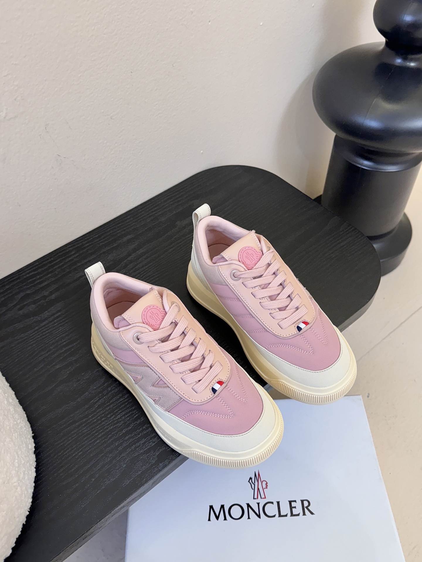 Moncler Altive Mid 系列饼干鞋灵感源自 Moncler 典藏系列，将大胆设计与实用功能