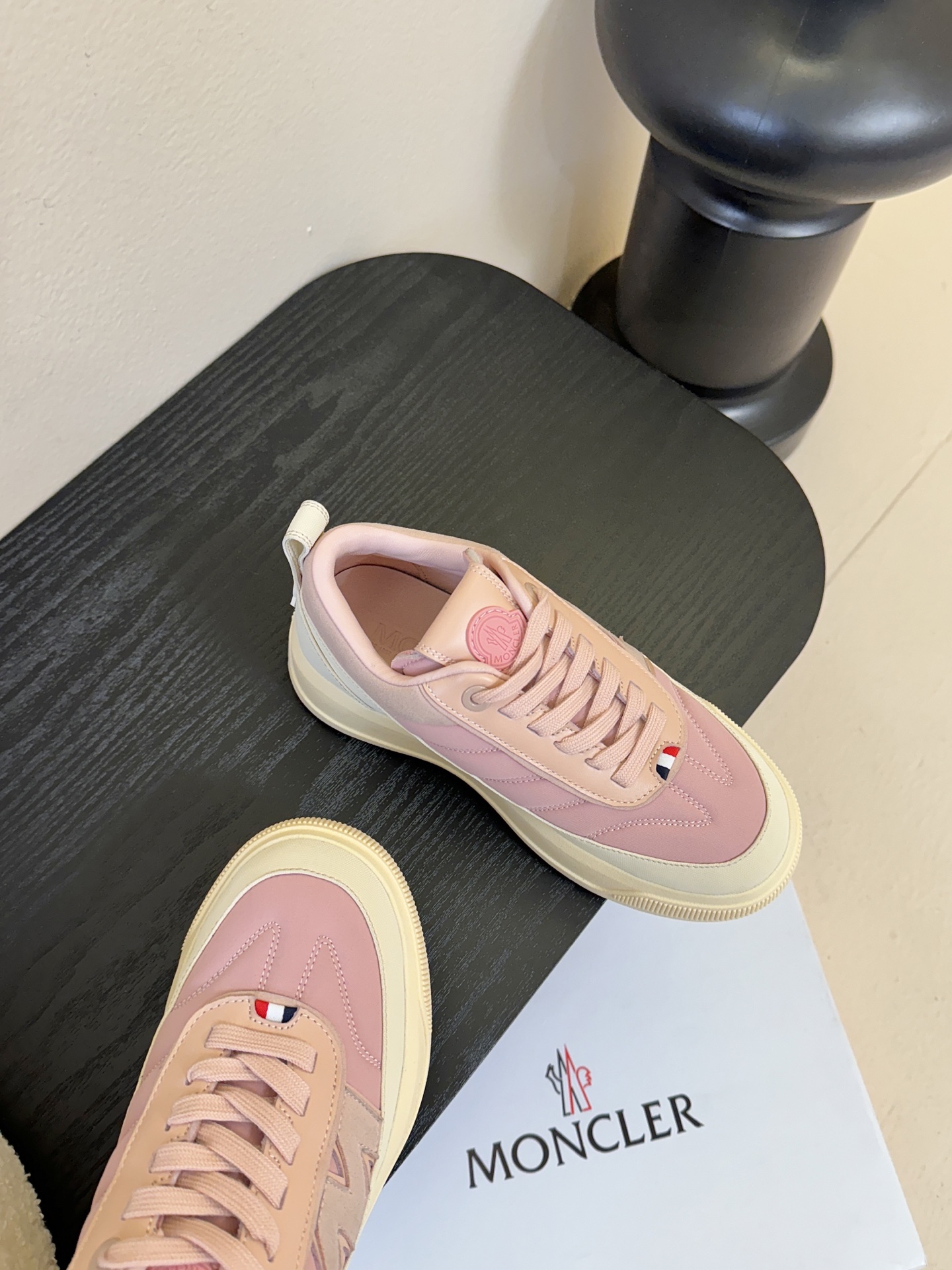 Moncler Altive Mid 系列饼干鞋灵感源自 Moncler 典藏系列，将大胆设计与实用功能