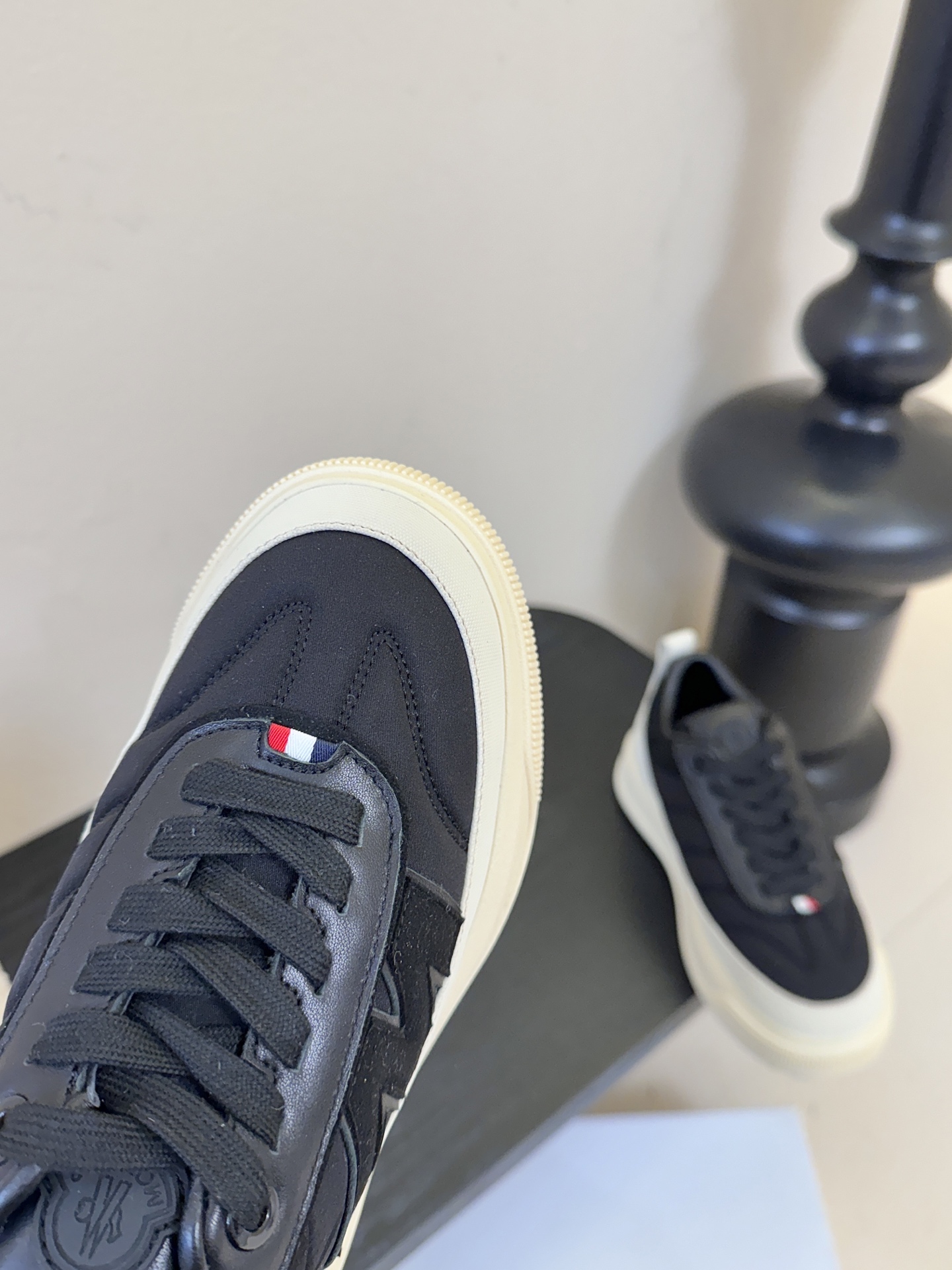 Moncler Altive Mid 系列饼干鞋灵感源自 Moncler 典藏系列，将大胆设计与实用功能