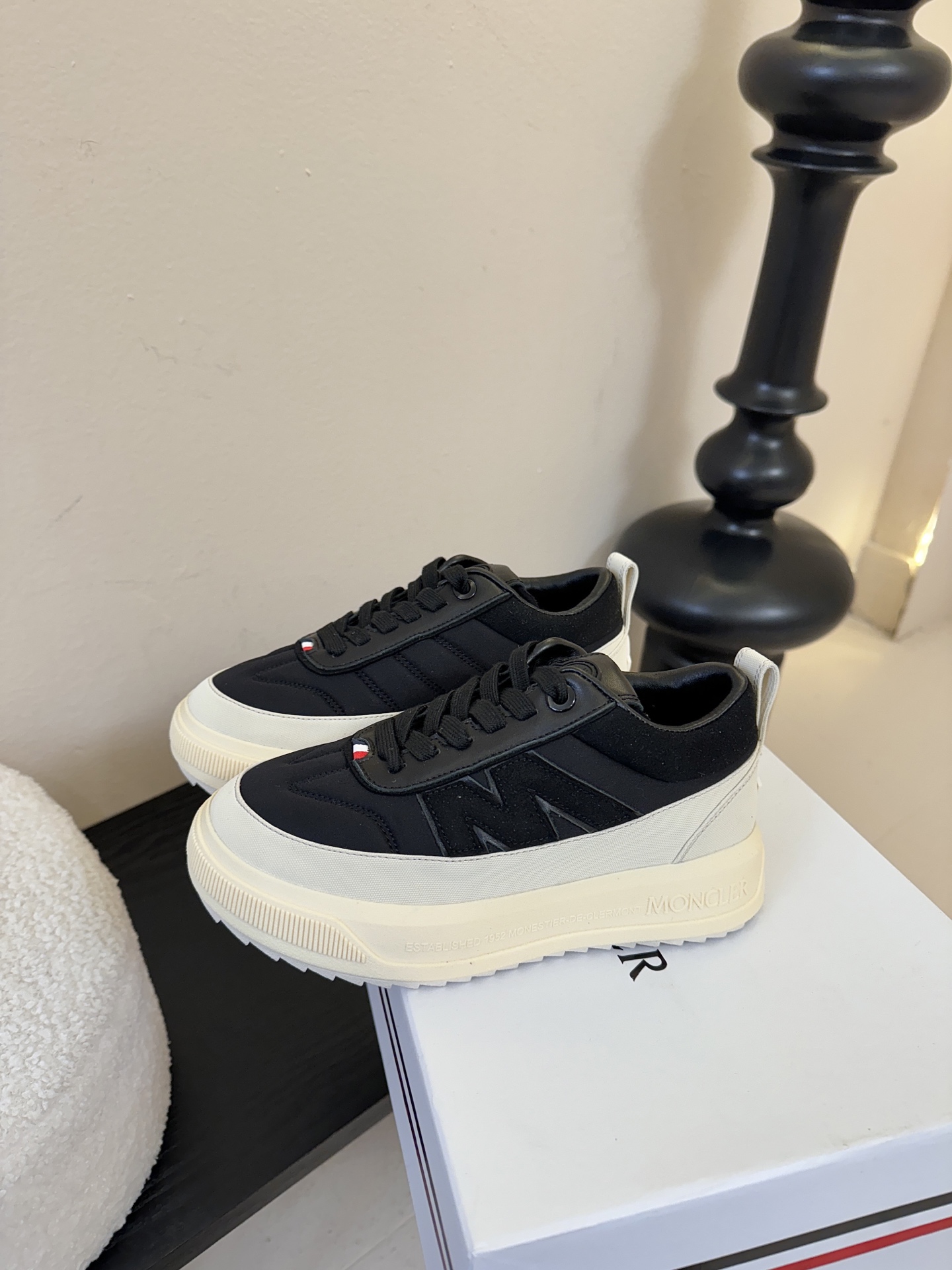 Moncler Altive Mid 系列饼干鞋灵感源自 Moncler 典藏系列，将大胆设计与实用功能