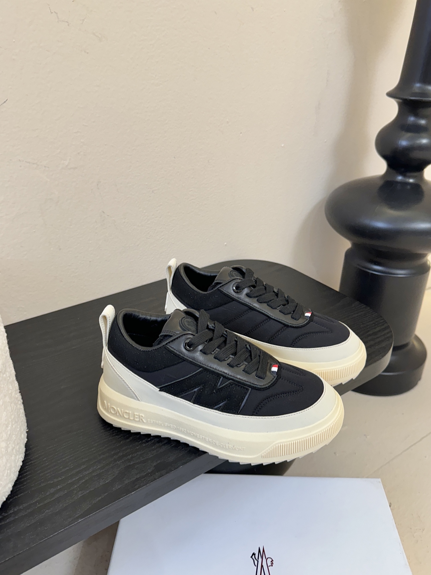 Moncler Altive Mid 系列饼干鞋灵感源自 Moncler 典藏系列，将大胆设计与实用功能