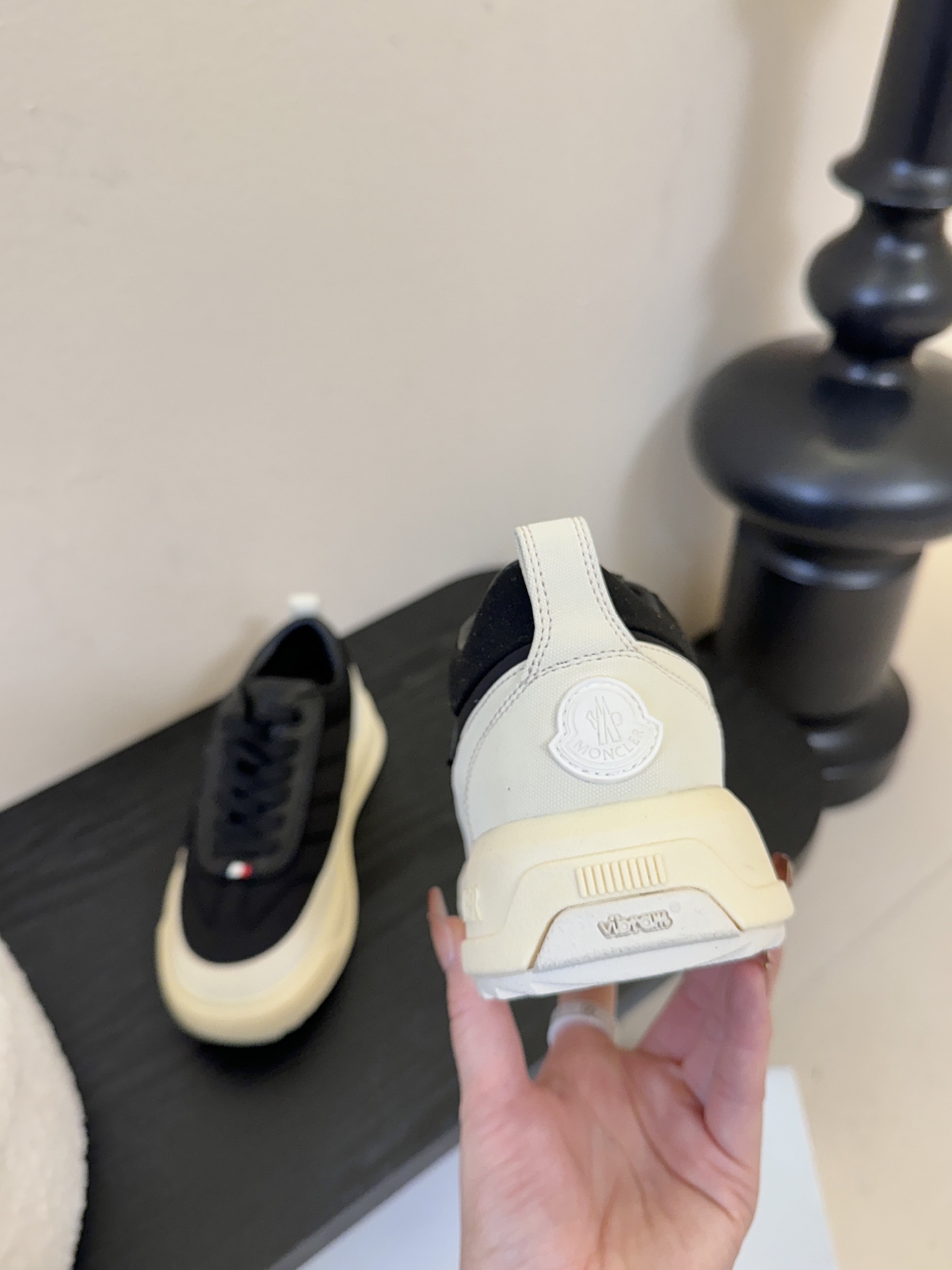 Moncler Altive Mid 系列饼干鞋灵感源自 Moncler 典藏系列，将大胆设计与实用功能
