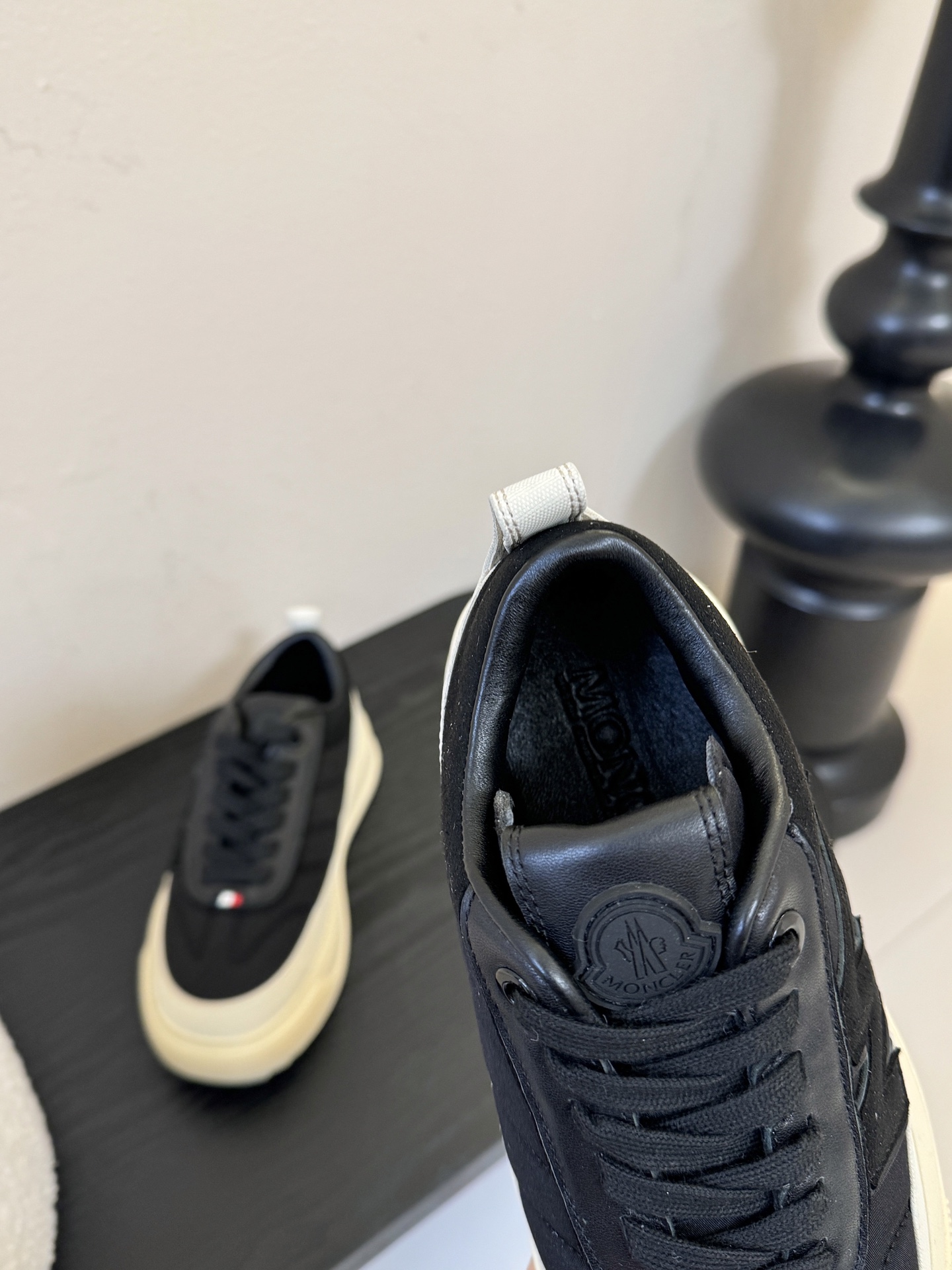 Moncler Altive Mid 系列饼干鞋灵感源自 Moncler 典藏系列，将大胆设计与实用功能