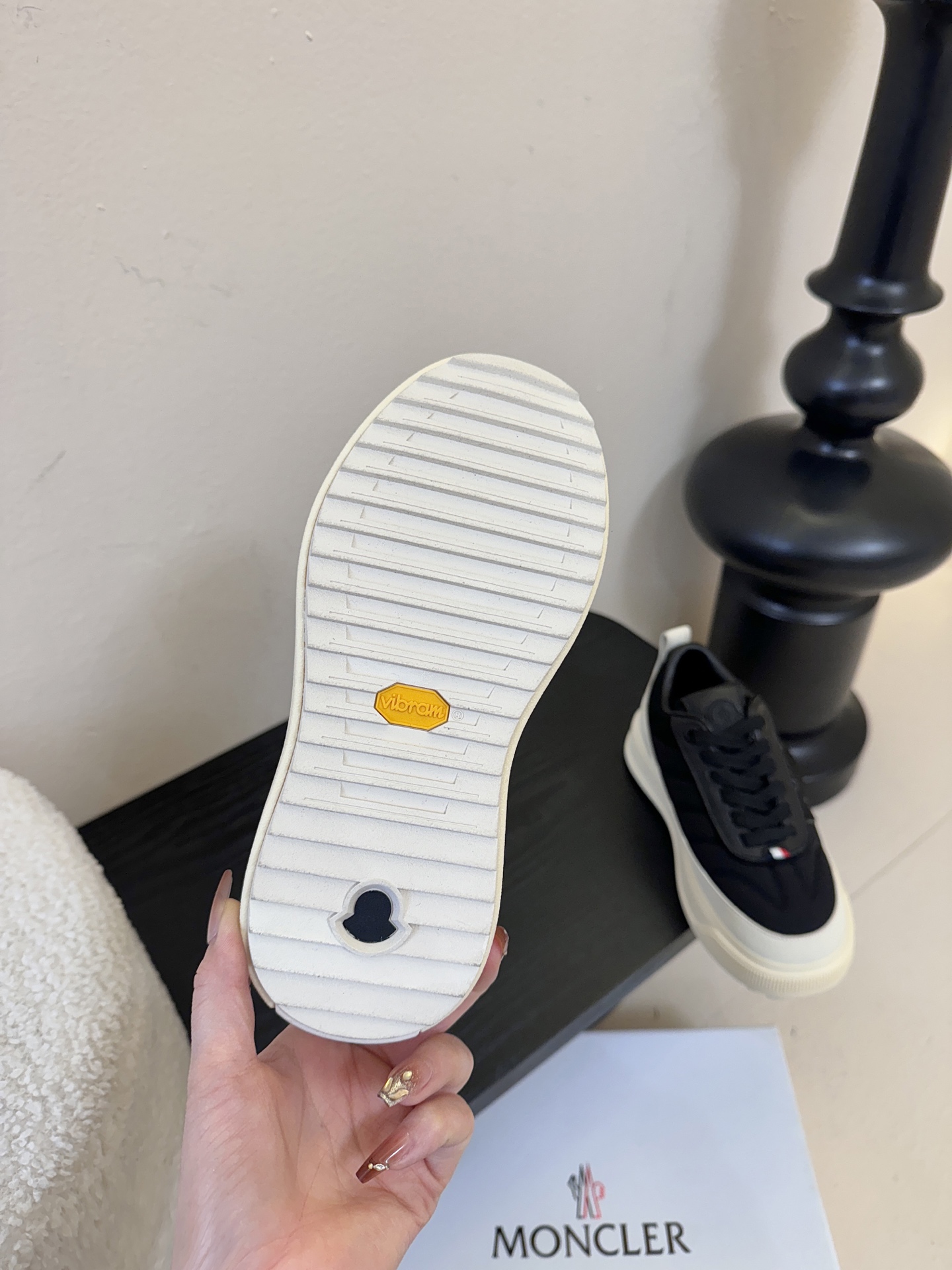 Moncler Altive Mid 系列饼干鞋灵感源自 Moncler 典藏系列，将大胆设计与实用功能