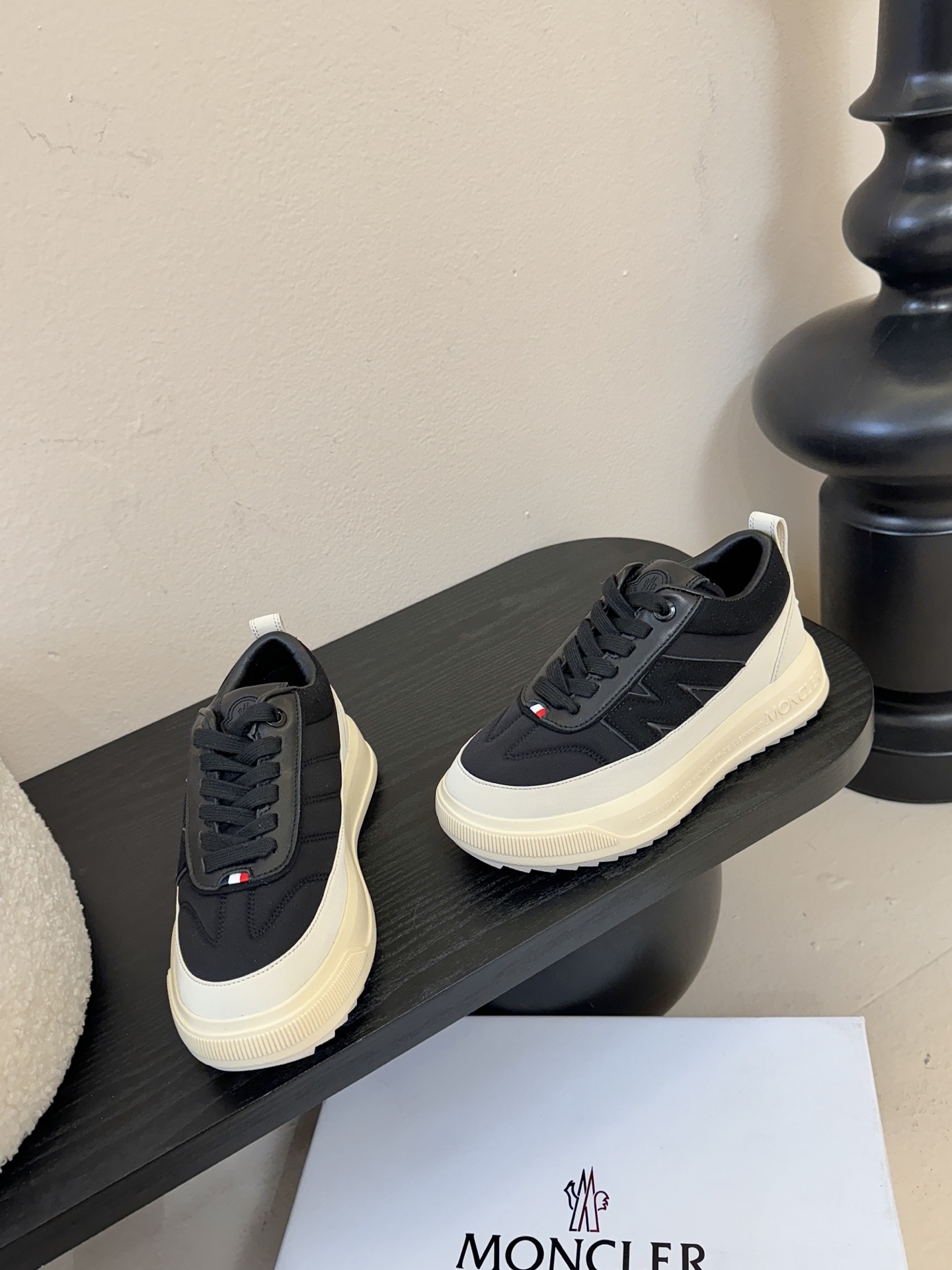 Moncler Altive Mid 系列饼干鞋灵感源自 Moncler 典藏系列，将大胆设计与实用功能