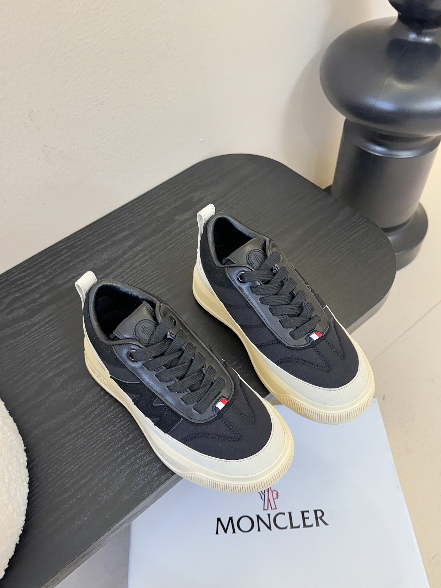 Moncler Altive Mid 系列饼干鞋灵感源自 Moncler 典藏系列，将大胆设计与实用功能