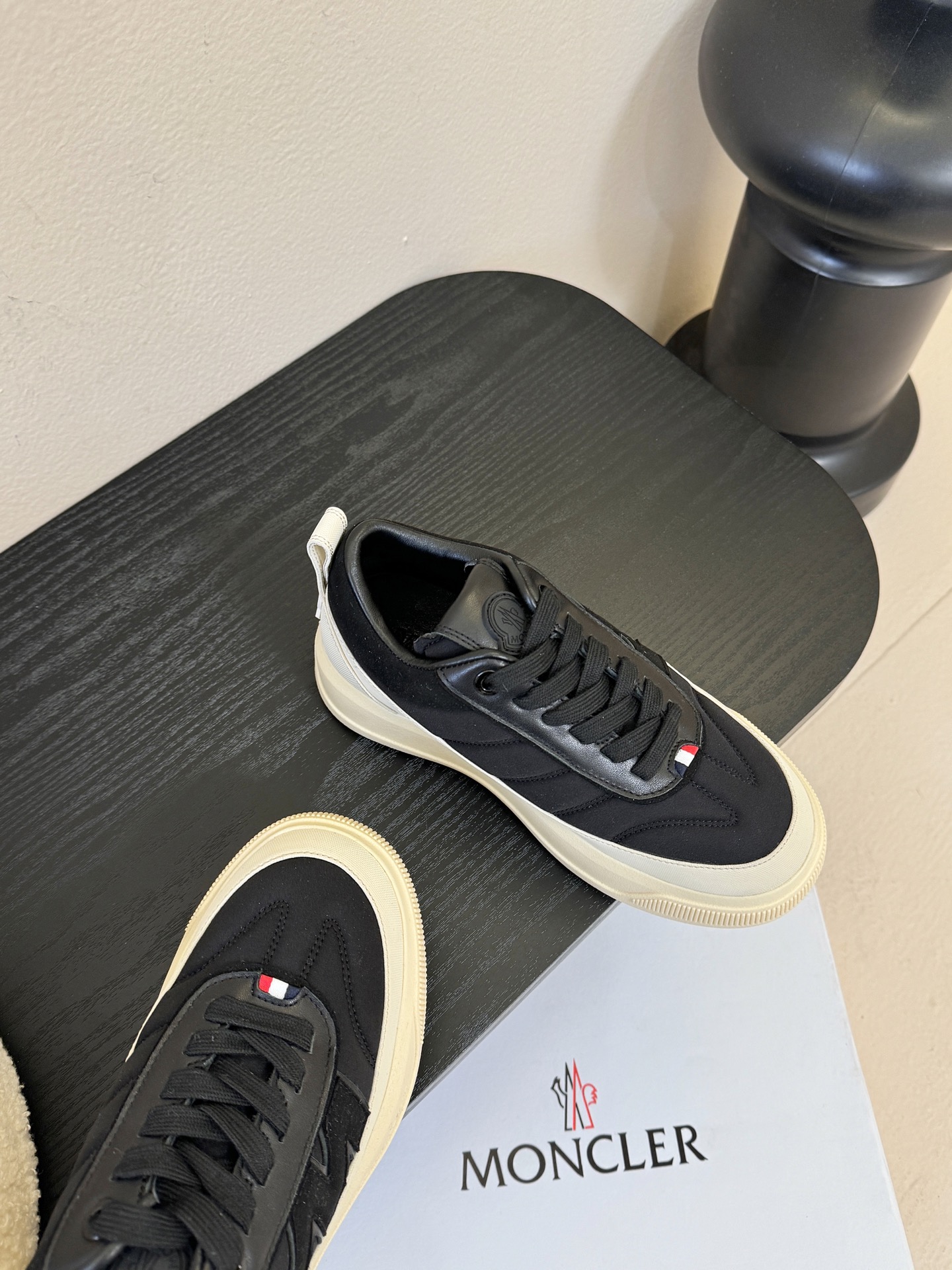 Moncler Altive Mid 系列饼干鞋灵感源自 Moncler 典藏系列，将大胆设计与实用功能