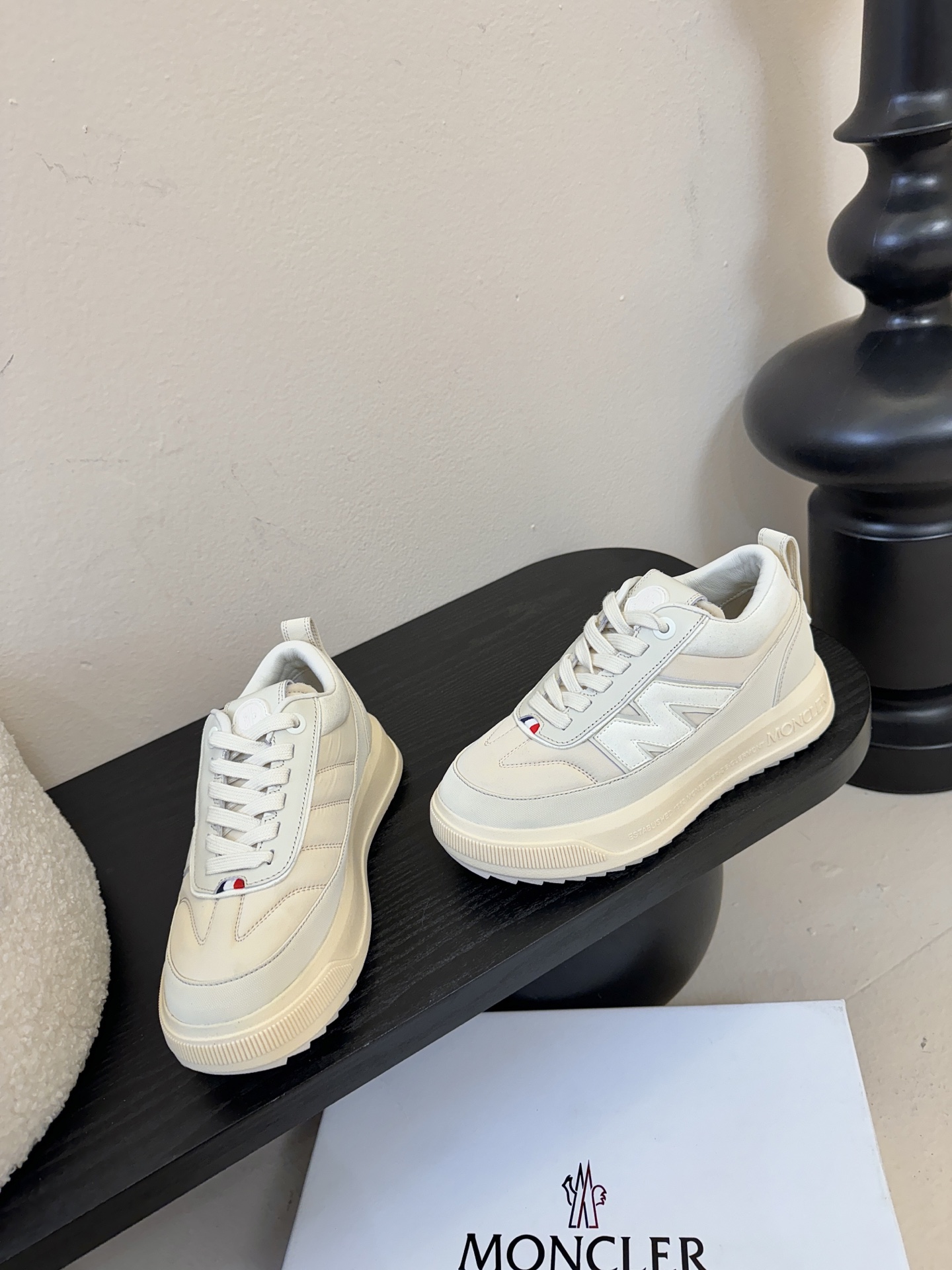 Moncler Altive Mid 系列饼干鞋灵感源自 Moncler 典藏系列，将大胆设计与实用功能