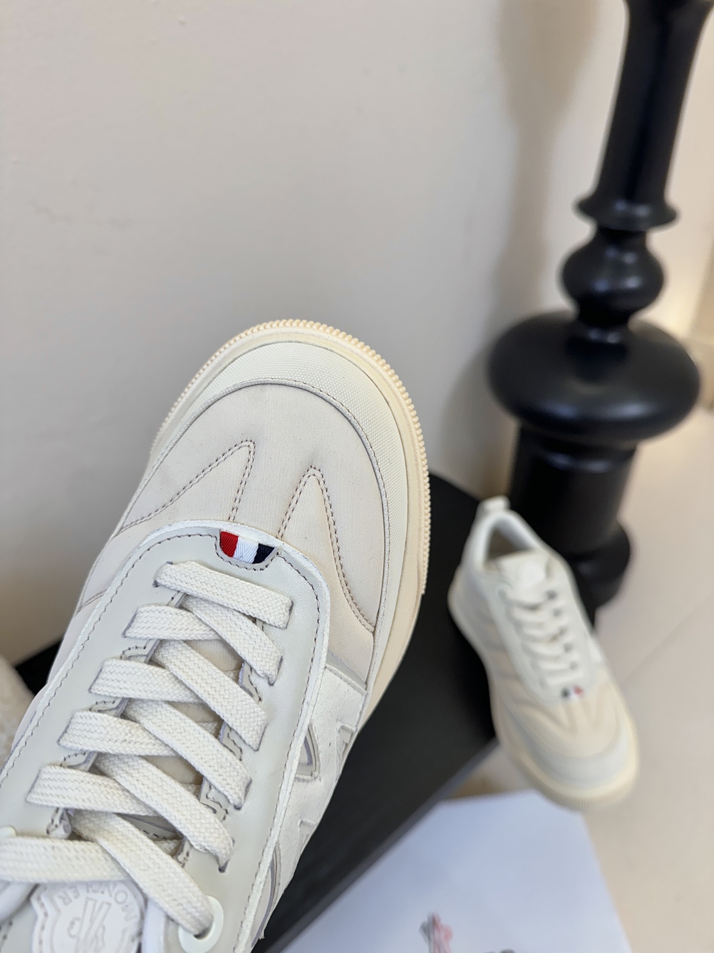 Moncler Altive Mid 系列饼干鞋灵感源自 Moncler 典藏系列，将大胆设计与实用功能