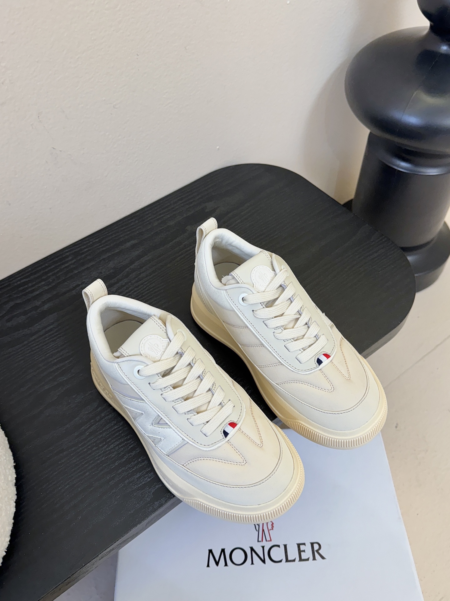 NO:695235,Moncler Altive Mid series biscuit shoes Inspired by the Moncler collection, it perfectly combines bold design with practical functions to redefine urban lifestyle. Walking wind cloth is water-repellent and outdoor grade/spliced cowhide fabric/comfortable sheepskin lining. Industrial style aesthetic thick rope shoelaces + black and white contrasting colors, full of functionality. Low-key luxury heel logo embossed, people who know it will understand. Suitable for outdoor hiking, urban daily wear with casual sportswear, easy to create a fashionable look.  Original vibram rubber + TPU outsole. Non-slip and wear-resistant, size 35-41, casual shoes/sports shoes, sneakers, cowhide, sheepskin19860909Moncler Altive Mid 系列饼干鞋 灵感源自 Moncler 典藏系列,将大胆设计与实用功能完美融合,重新定义都市生活方式 行走的风布防泼水户外等级/拼接牛皮面料/内里舒适羊皮 工业风美学粗绳鞋带+黑白撞色,机能感拉满 低调奢华后跟Logo压印,懂的人自然懂 适用场景户外徒步,城市日常搭配休闲运动服饰,轻松打造时尚造型 原版vibram橡胶+tpu大底.防滑耐磨 码数35-41,休闲鞋/运动鞋,sneakers,cowhide,sheepskin,Women's Shoes