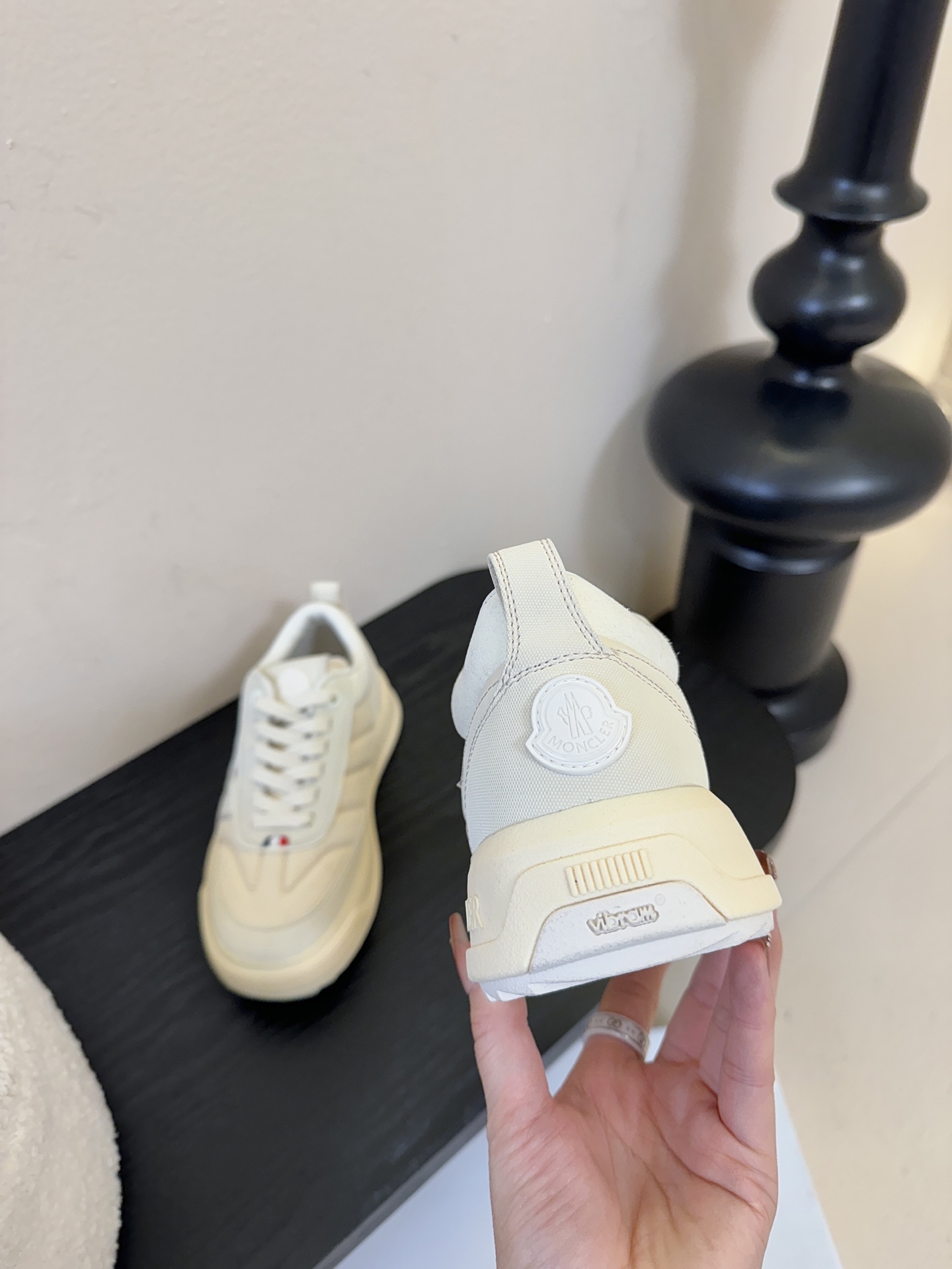 Moncler Altive Mid 系列饼干鞋灵感源自 Moncler 典藏系列，将大胆设计与实用功能