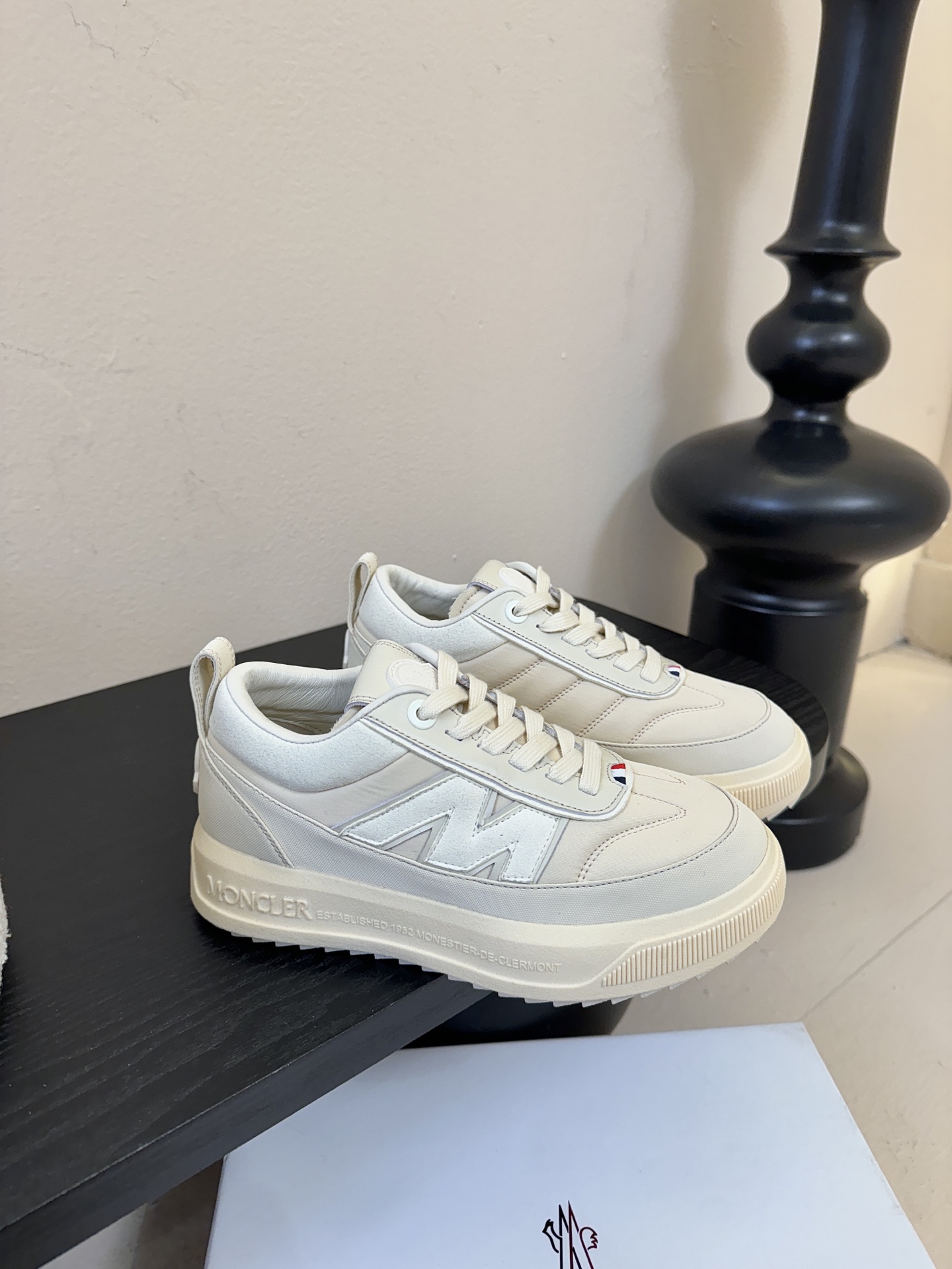 Moncler Altive Mid 系列饼干鞋灵感源自 Moncler 典藏系列，将大胆设计与实用功能