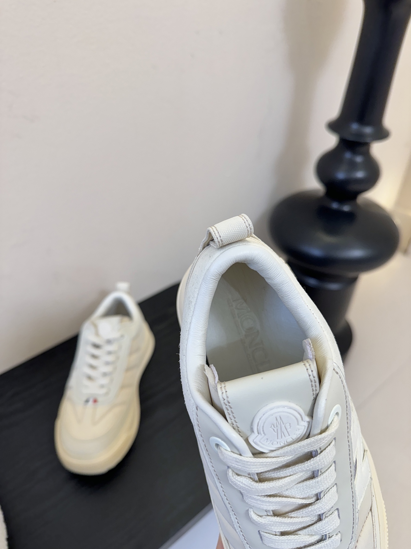 Moncler Altive Mid 系列饼干鞋灵感源自 Moncler 典藏系列，将大胆设计与实用功能