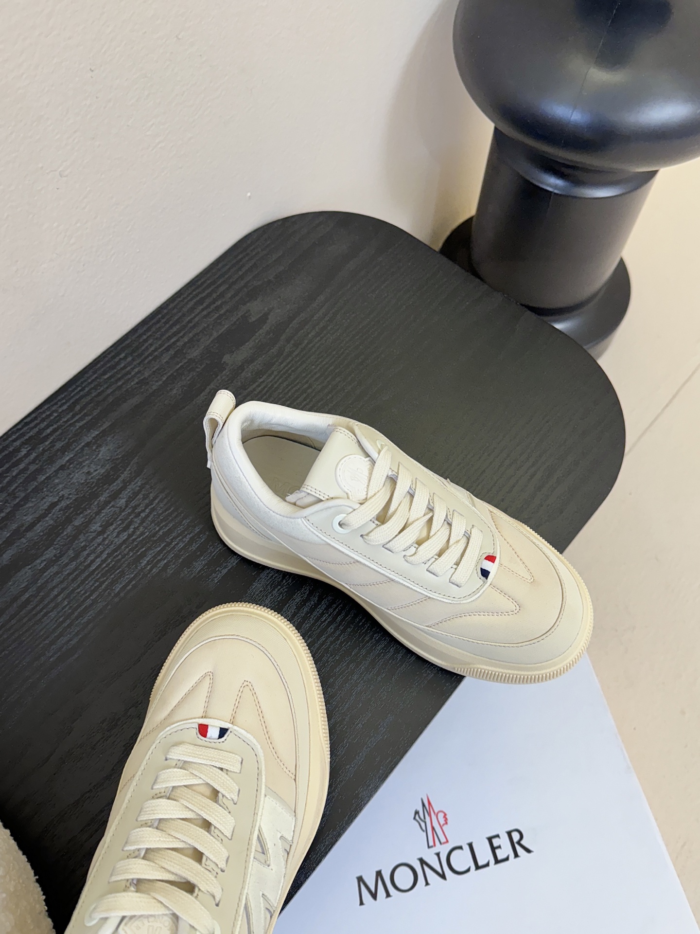 Moncler Altive Mid 系列饼干鞋灵感源自 Moncler 典藏系列，将大胆设计与实用功能
