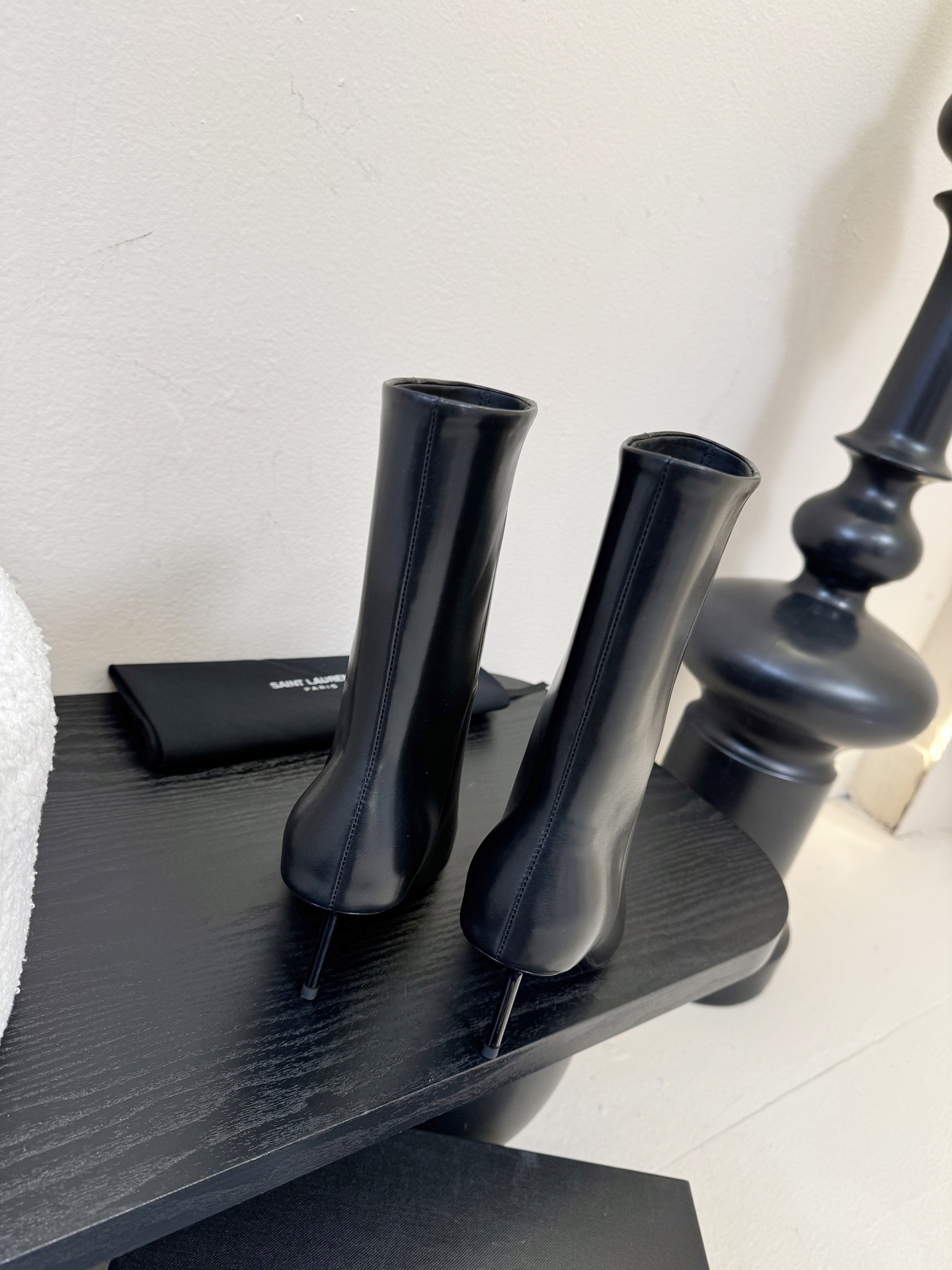 Saint Laurent圣罗兰 黑色牛皮短靴采用优质牛皮打造，皮质细腻有光泽，质感高级；金属扣饰设计是