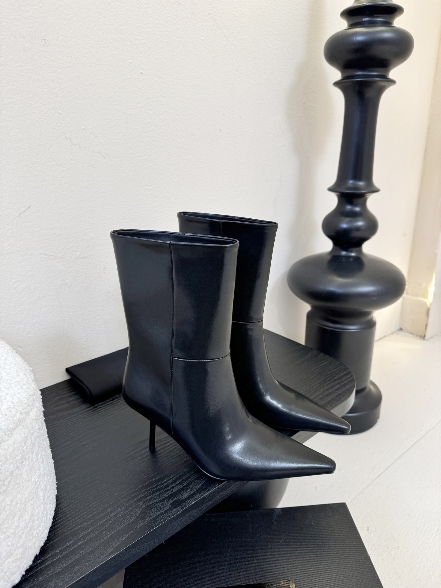 Saint Laurent圣罗兰 黑色牛皮短靴采用优质牛皮打造，皮质细腻有光泽，质感高级；金属扣饰设计是