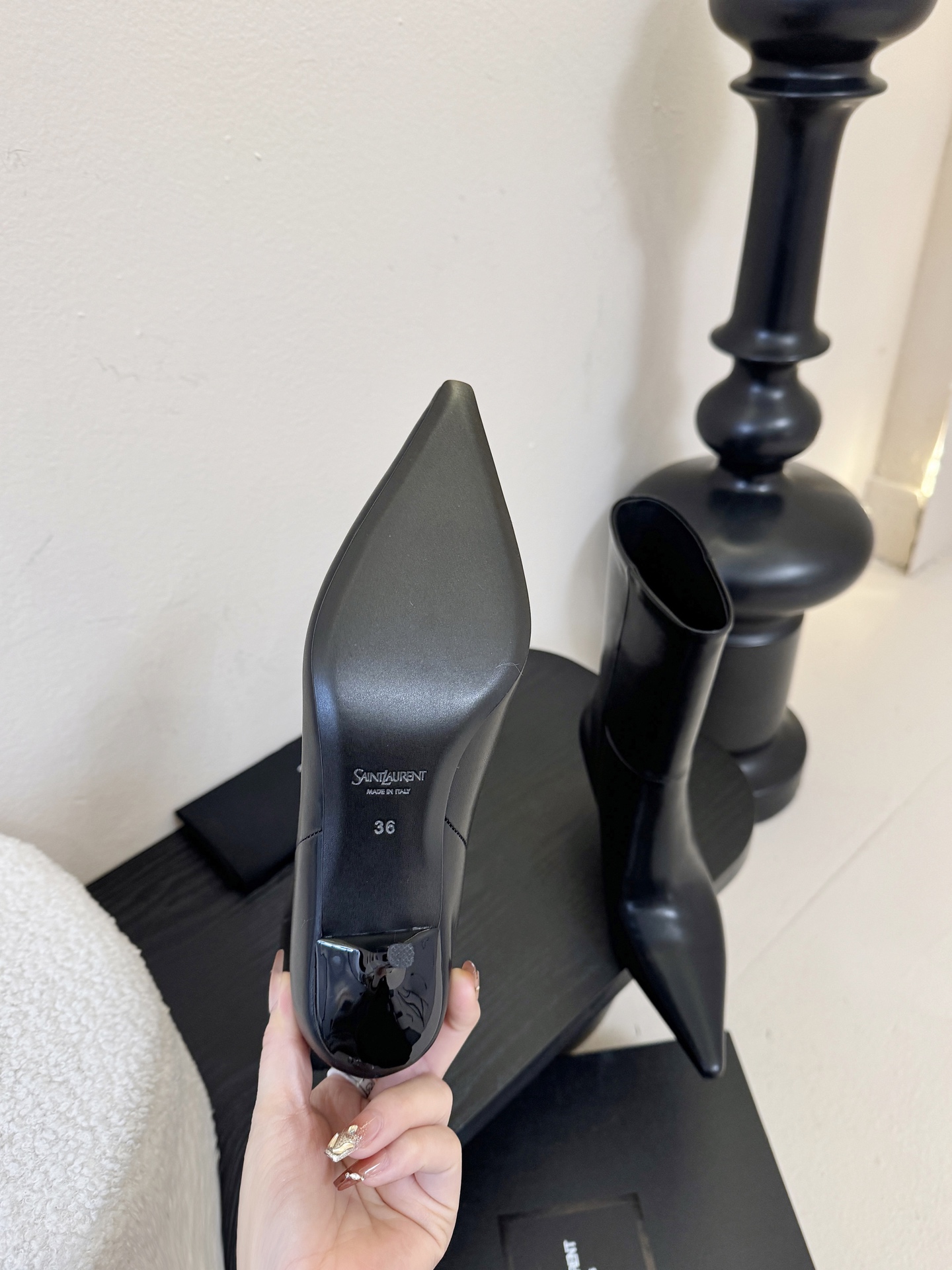 Saint Laurent圣罗兰 黑色牛皮短靴采用优质牛皮打造，皮质细腻有光泽，质感高级；金属扣饰设计是