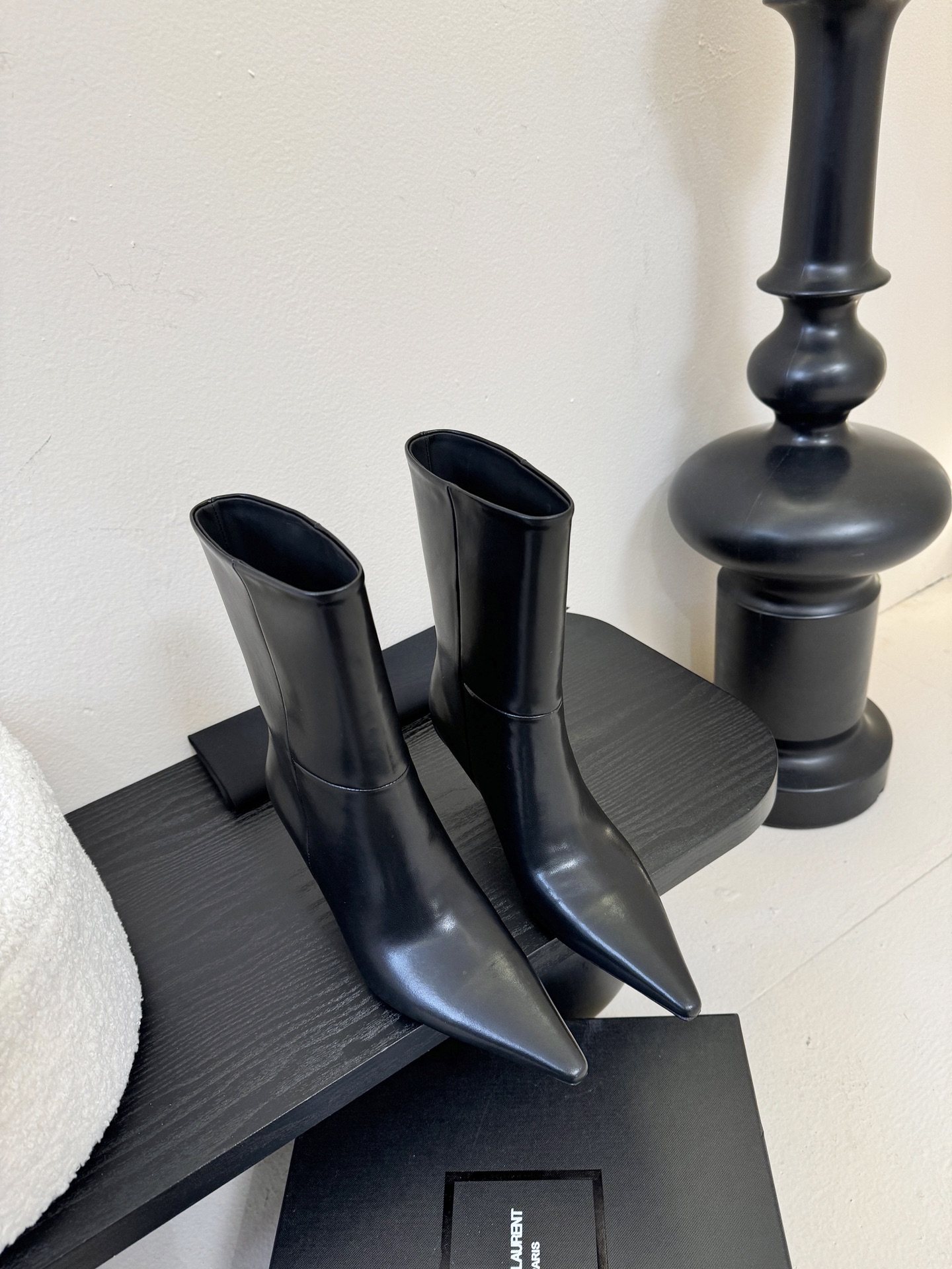 NO:695282,Saint Laurent black cowhide short boots are made of high-quality cowhide, with fine and shiny leather and high-end texture. The metal buckle design is the finishing touch, adding a tough motorcycle style element to the whole. The rubber outsole is non-slip and wear-resistant, comfortable for daily wear and suitable for a variety of scenes.  The long-cut style can be paired with black tight leather pants, a black motorcycle jacket as a top, and metal chain accessories to create a handsome motorcycle style. The short-cut style can be paired with high-waisted straight jeans and a white shirt, and a khaki windbreaker, which can not only show a retro charm, but also meet the smart needs of commuting. Cowhide upper, cowhide lining, leather outsole Size35-40 (40. Customization is non-refundable), boots, saint laurent, saint  laurent,boots,jeans,jackets & coats,shirts,cowhide,Leather soles19860909Saint Laurent圣罗兰 黑色牛皮短靴 采用优质牛皮打造,皮质细腻有光泽,质感高级；金属扣饰设计是点睛之笔,为整体增添了硬朗的机车风元素.橡胶大底,防滑耐磨,日常穿着舒适且适配多种场景. 长筒款可搭配黑色紧身皮裤,上衣选择黑色机车夹克,再搭配金属链条配饰,打造出帅气十足的机车风造型.短筒款搭配高腰直筒牛仔裤和白色衬衫,外搭一件卡其色风衣,既能展现复古韵味,又能满足通勤的干练需求. 鞋面牛皮 内里牛皮 大底真皮大底 Size35-40（40.定制不退换）,靴子,saint laurent,saint laurent,boots,jeans,jackets & coats,shirts,cowhide,Leather soles,Women's Shoes