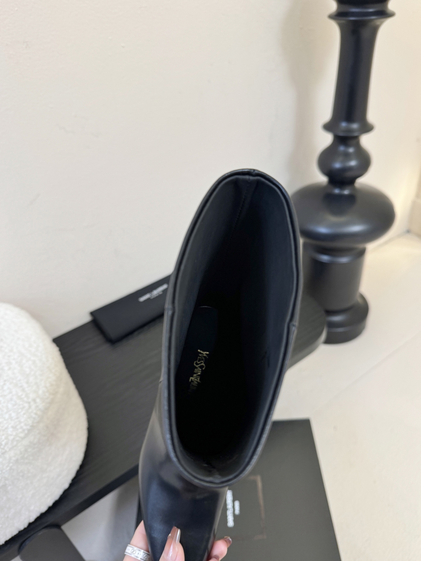 Saint Laurent圣罗兰 黑色牛皮短靴采用优质牛皮打造，皮质细腻有光泽，质感高级；金属扣饰设计是