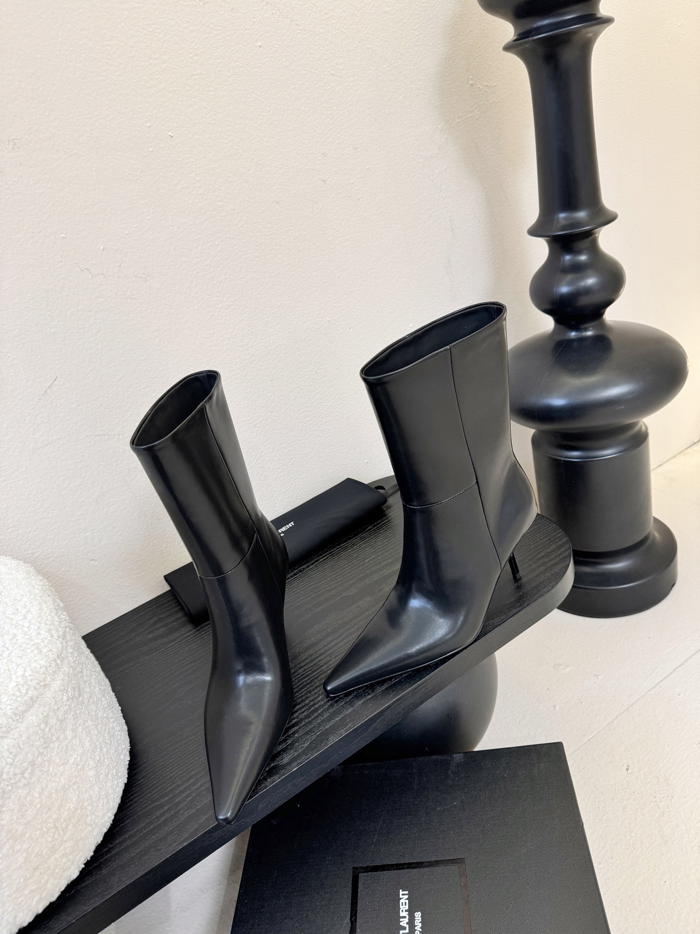 Saint Laurent圣罗兰 黑色牛皮短靴采用优质牛皮打造，皮质细腻有光泽，质感高级；金属扣饰设计是