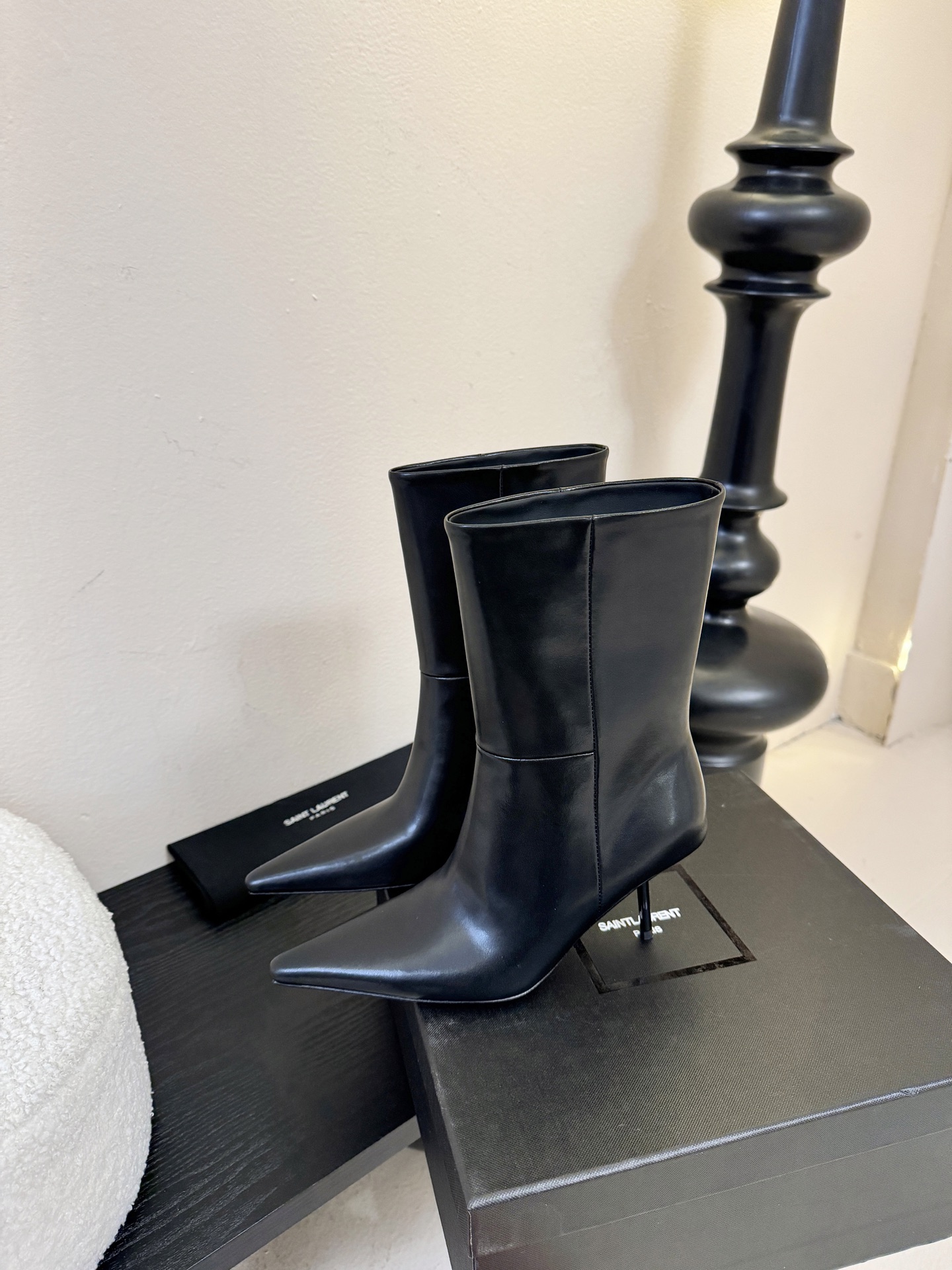 Saint Laurent圣罗兰 黑色牛皮短靴采用优质牛皮打造，皮质细腻有光泽，质感高级；金属扣饰设计是