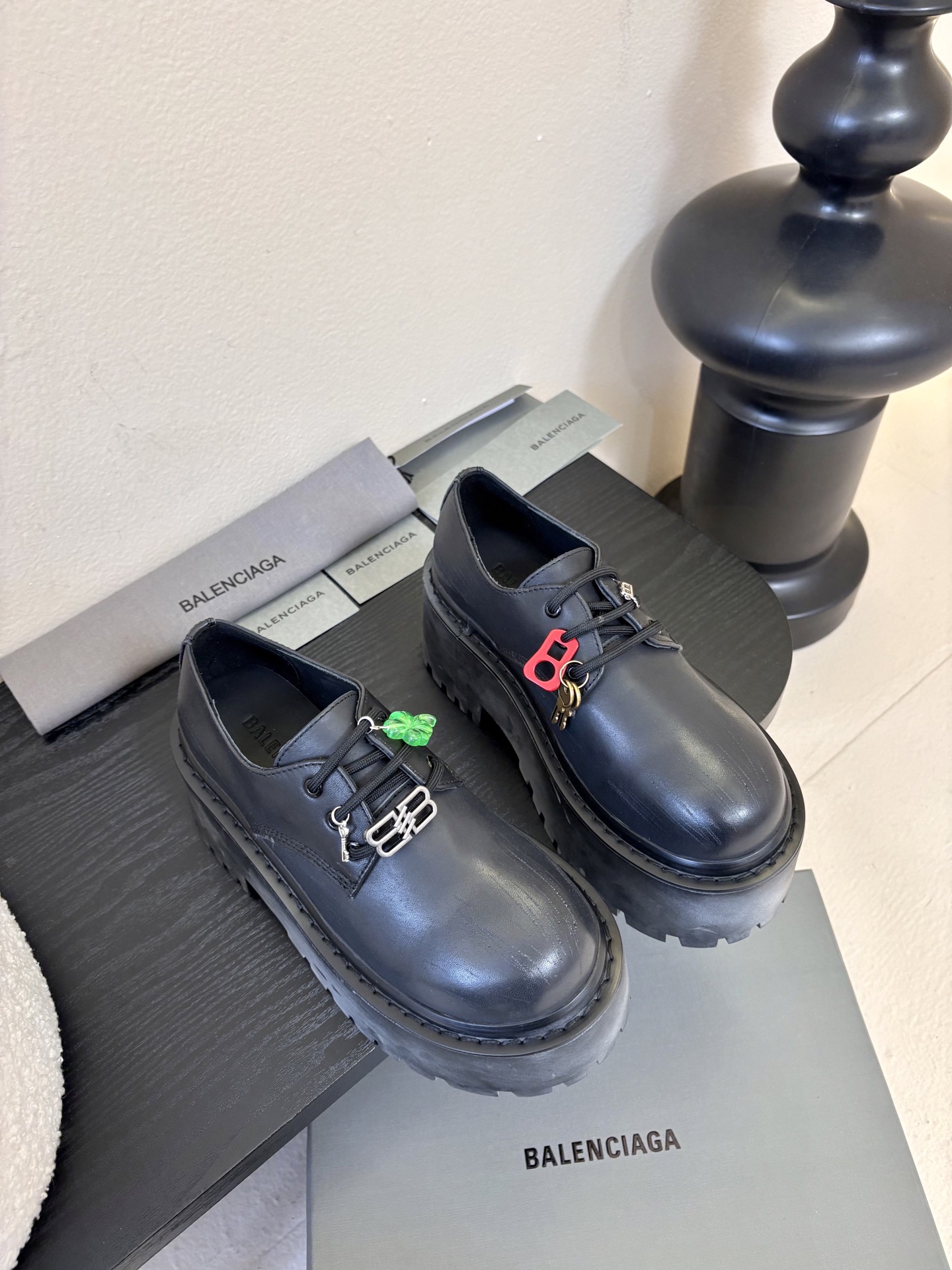 BALENCIAGA巴黎世家新品 STRIKE女士厚底短靴 雾化做旧效果短靴 鞋跟后饰以BB标识压纹 鞋