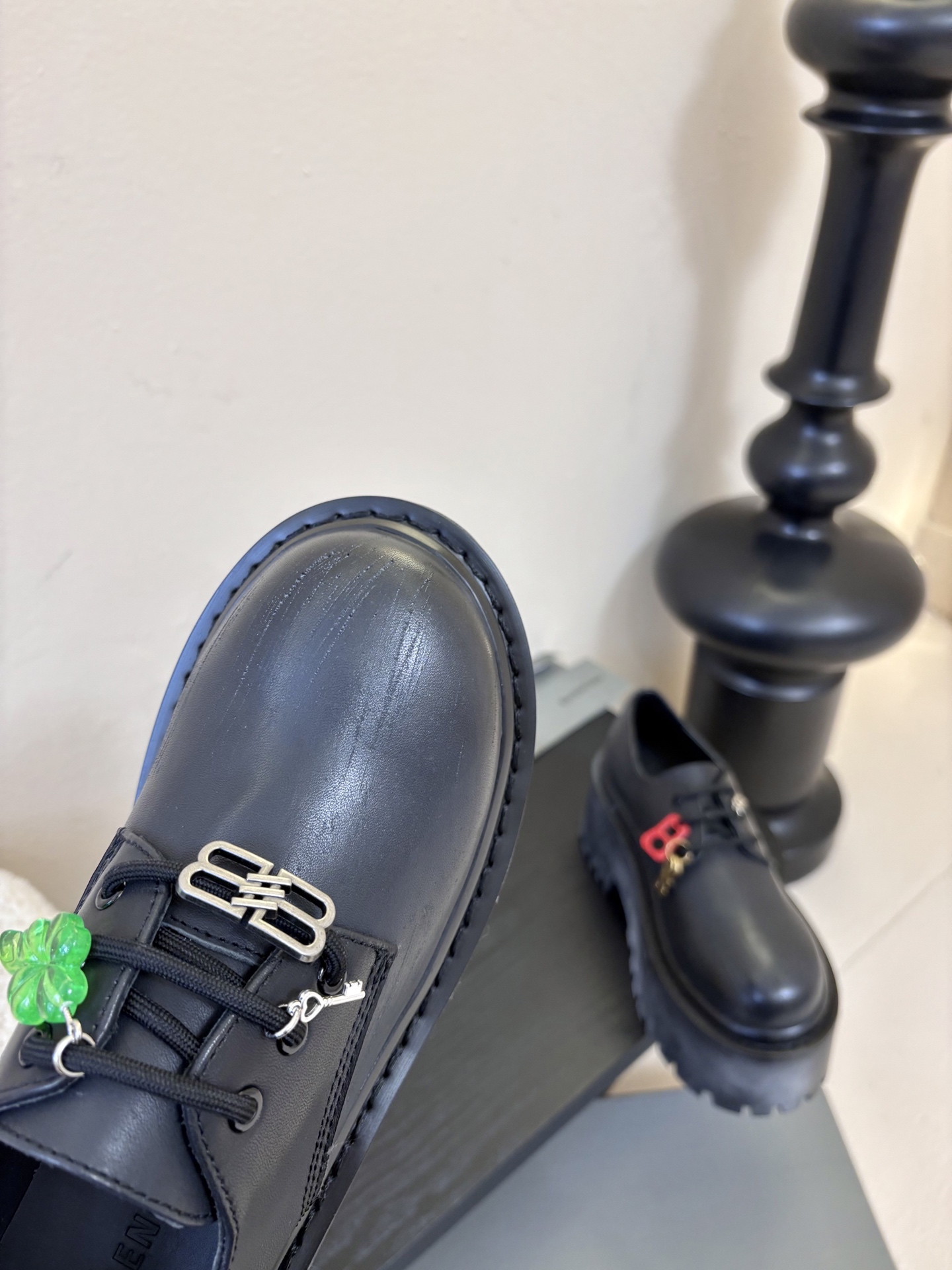 BALENCIAGA巴黎世家新品 STRIKE女士厚底短靴 雾化做旧效果短靴 鞋跟后饰以BB标识压纹 鞋