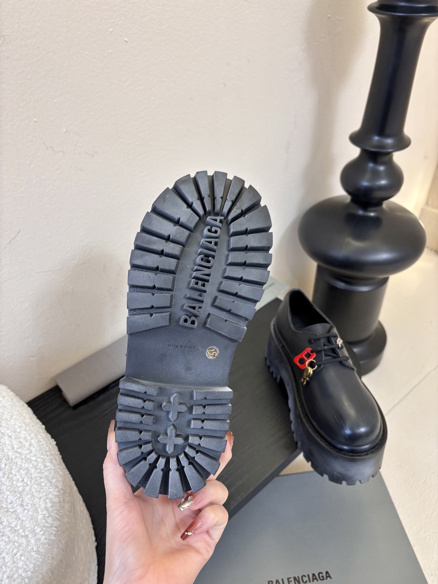 BALENCIAGA巴黎世家新品 STRIKE女士厚底短靴 雾化做旧效果短靴 鞋跟后饰以BB标识压纹 鞋