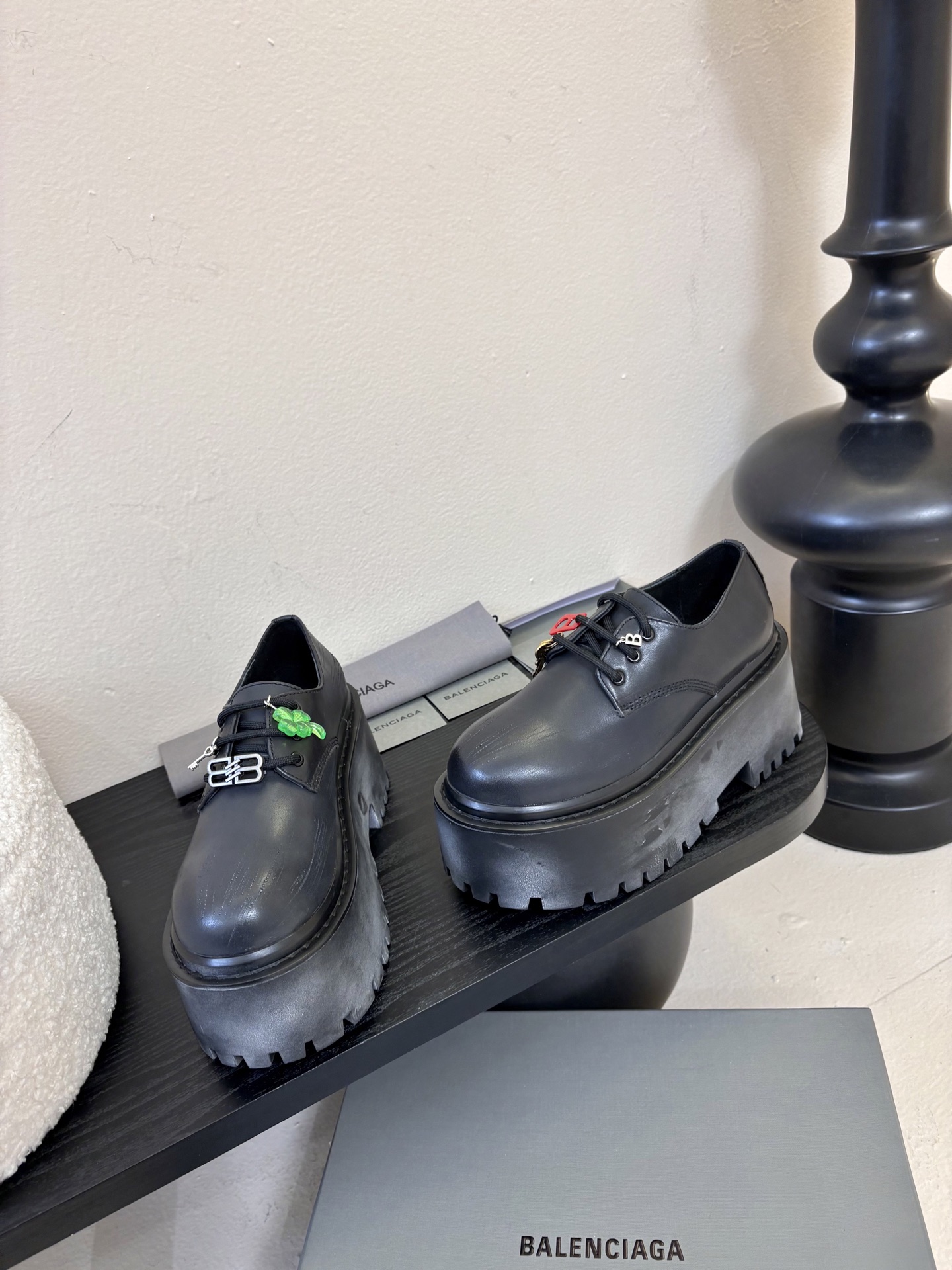 BALENCIAGA巴黎世家新品 STRIKE女士厚底短靴 雾化做旧效果短靴 鞋跟后饰以BB标识压纹 鞋