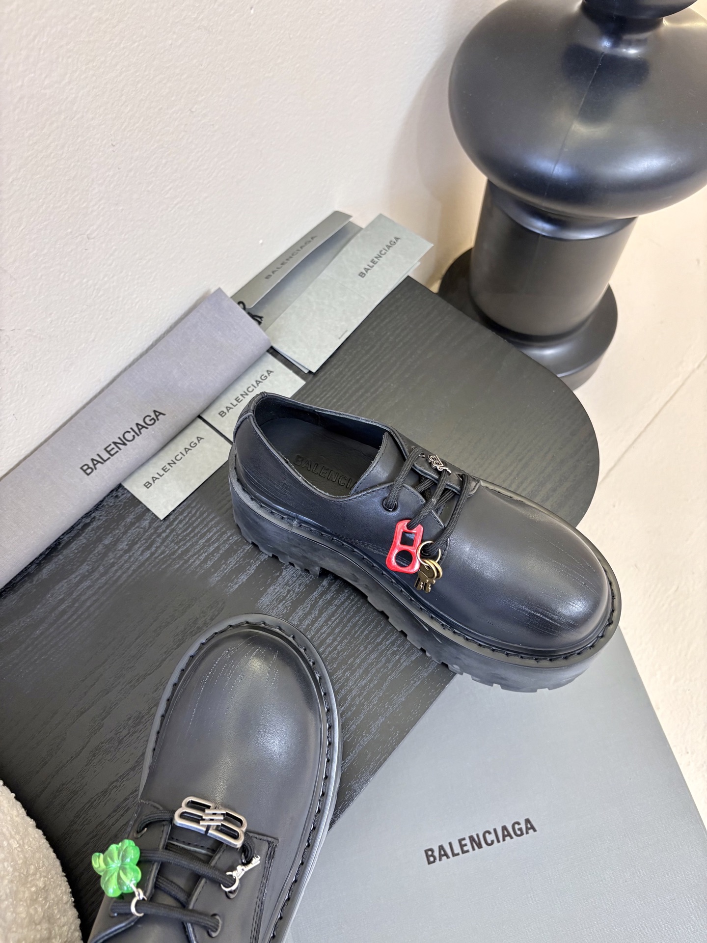 BALENCIAGA巴黎世家新品 STRIKE女士厚底短靴 雾化做旧效果短靴 鞋跟后饰以BB标识压纹 鞋