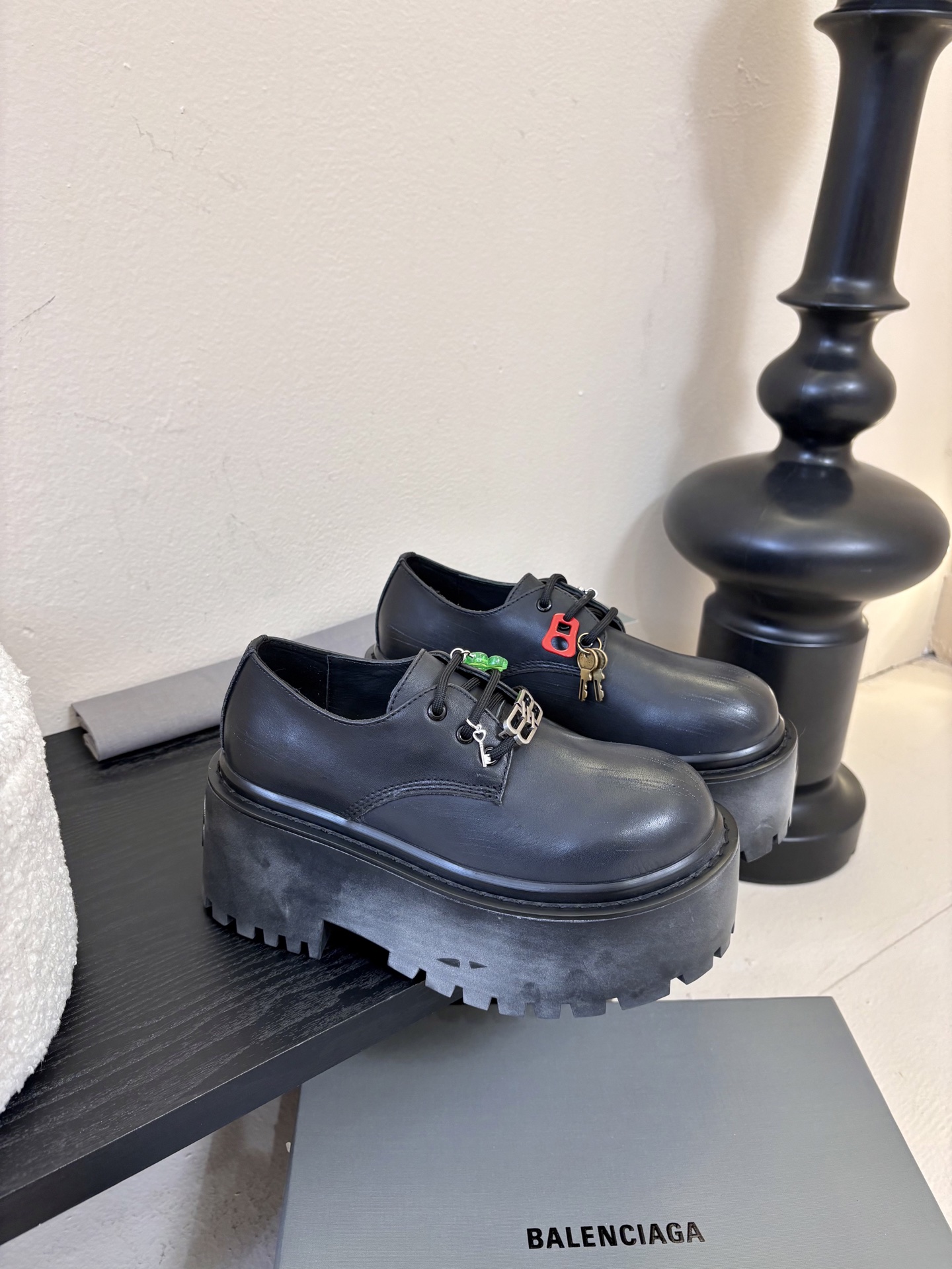 BALENCIAGA巴黎世家新品 STRIKE女士厚底短靴 雾化做旧效果短靴 鞋跟后饰以BB标识压纹 鞋