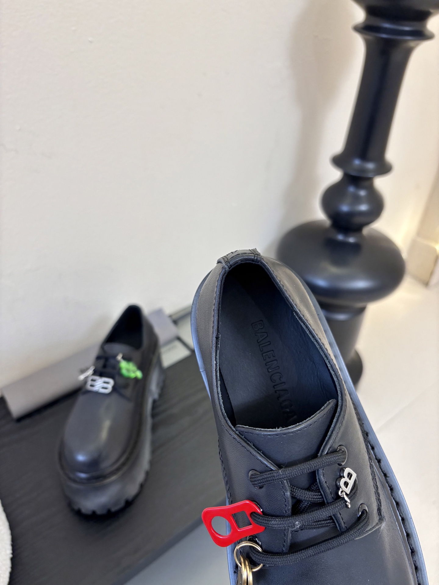 BALENCIAGA巴黎世家新品 STRIKE女士厚底短靴 雾化做旧效果短靴 鞋跟后饰以BB标识压纹 鞋