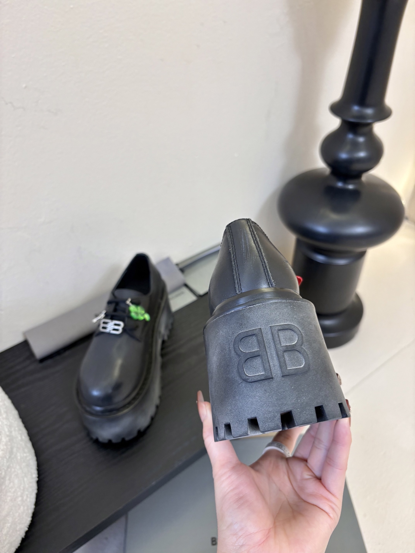 BALENCIAGA巴黎世家新品 STRIKE女士厚底短靴 雾化做旧效果短靴 鞋跟后饰以BB标识压纹 鞋