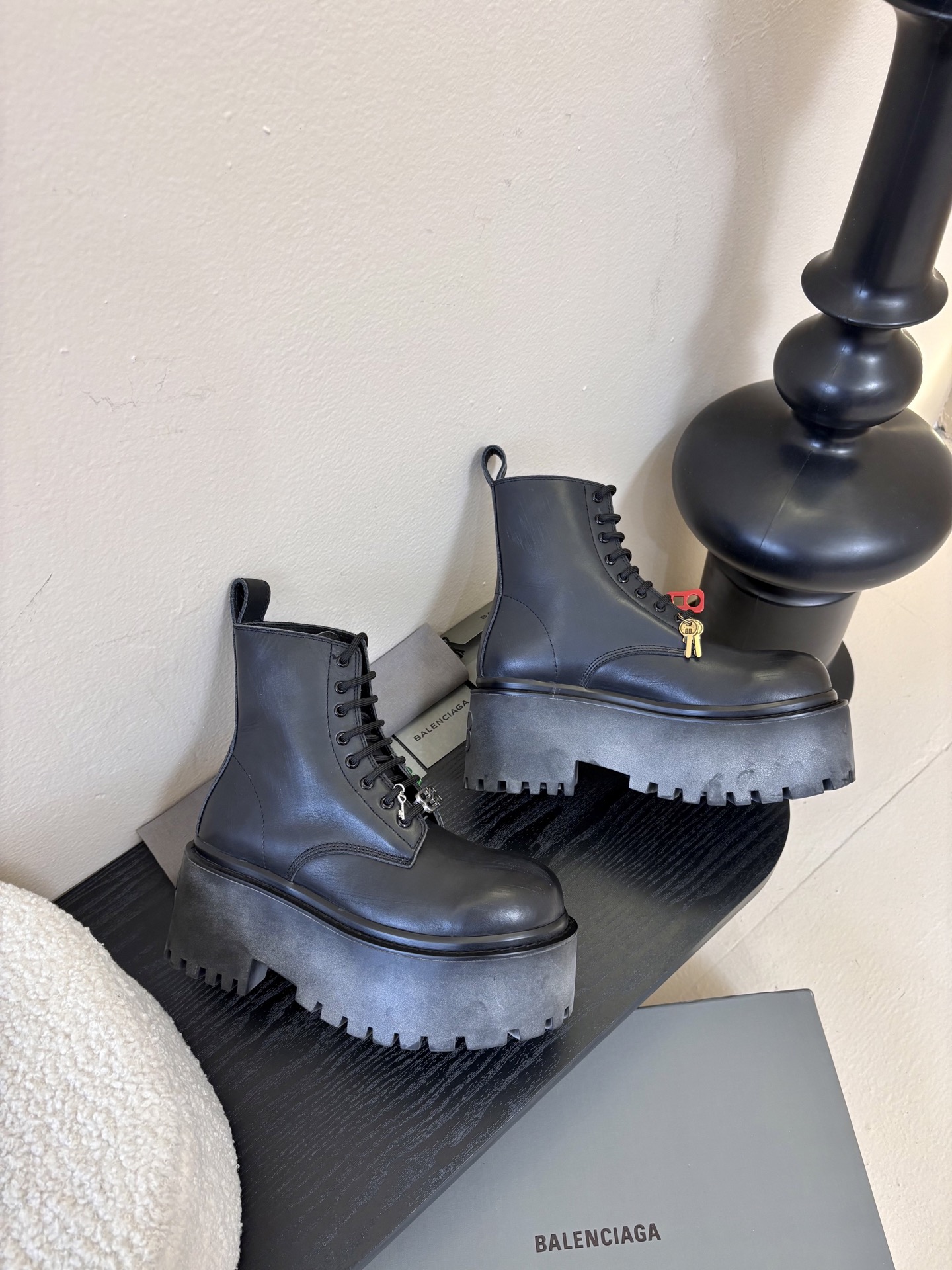 BALENCIAGA巴黎世家新品 STRIKE女士厚底短靴 雾化做旧效果短靴 鞋跟后饰以BB标识压纹 鞋