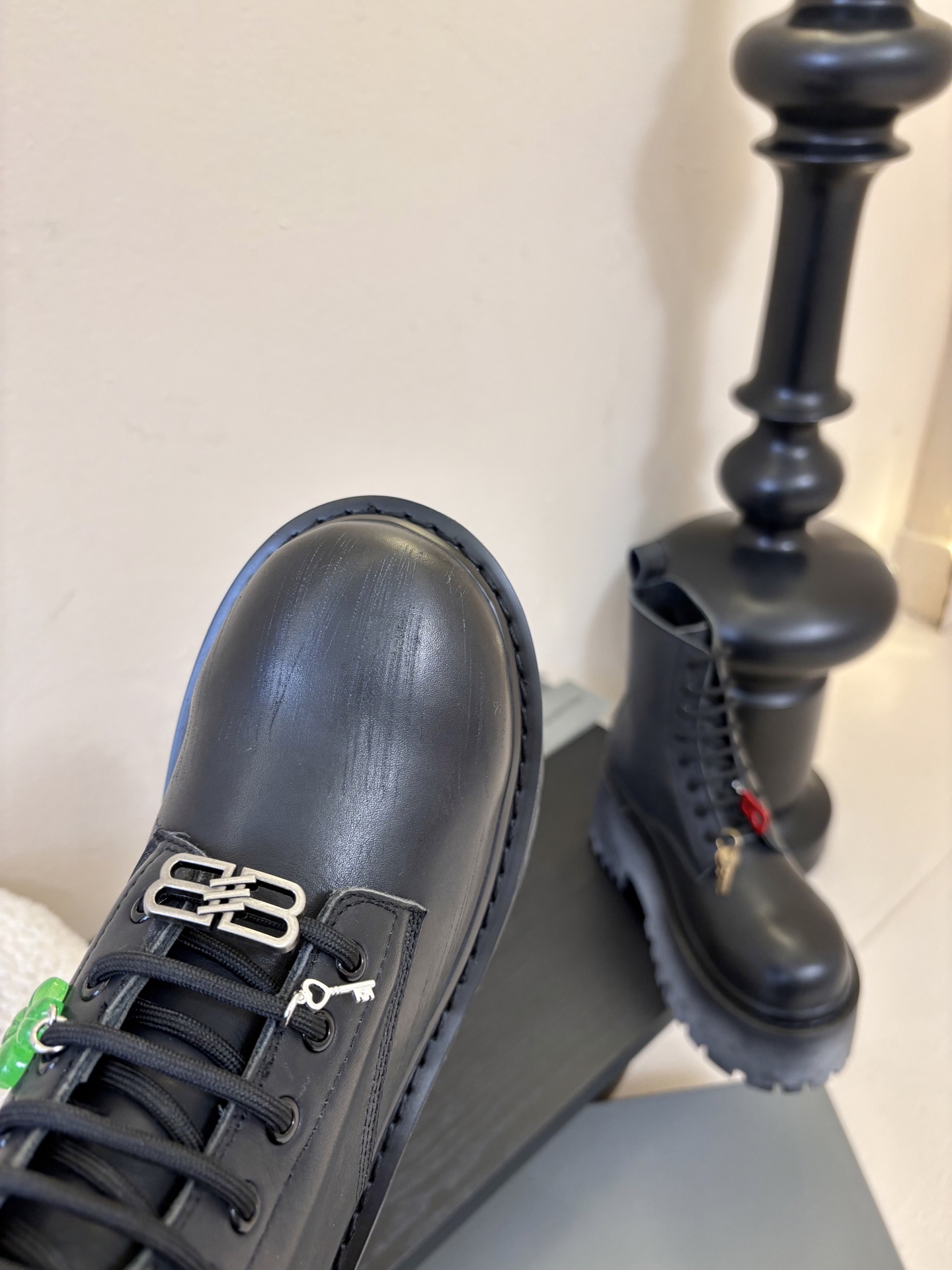 BALENCIAGA巴黎世家新品 STRIKE女士厚底短靴 雾化做旧效果短靴 鞋跟后饰以BB标识压纹 鞋