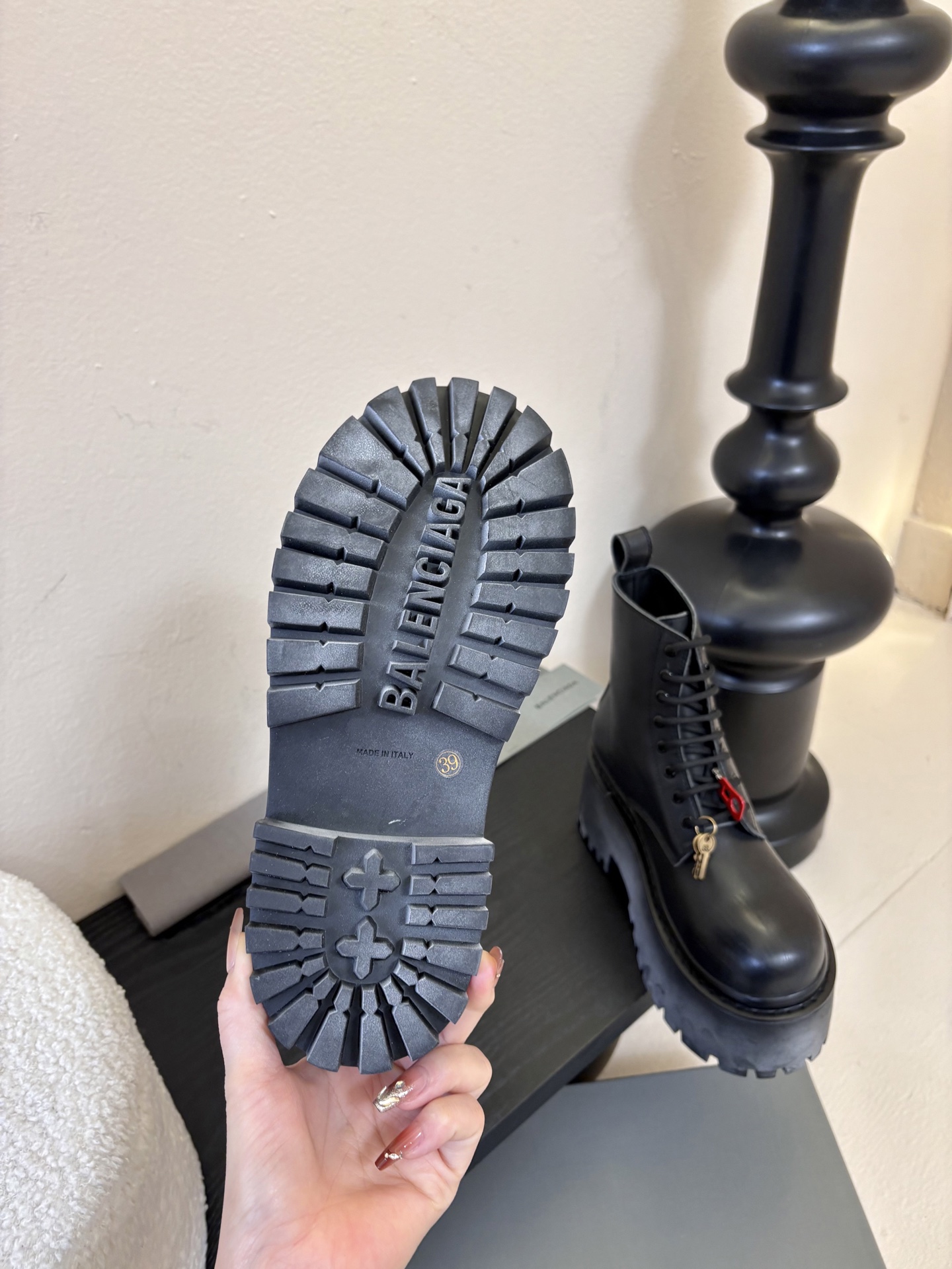 BALENCIAGA巴黎世家新品 STRIKE女士厚底短靴 雾化做旧效果短靴 鞋跟后饰以BB标识压纹 鞋