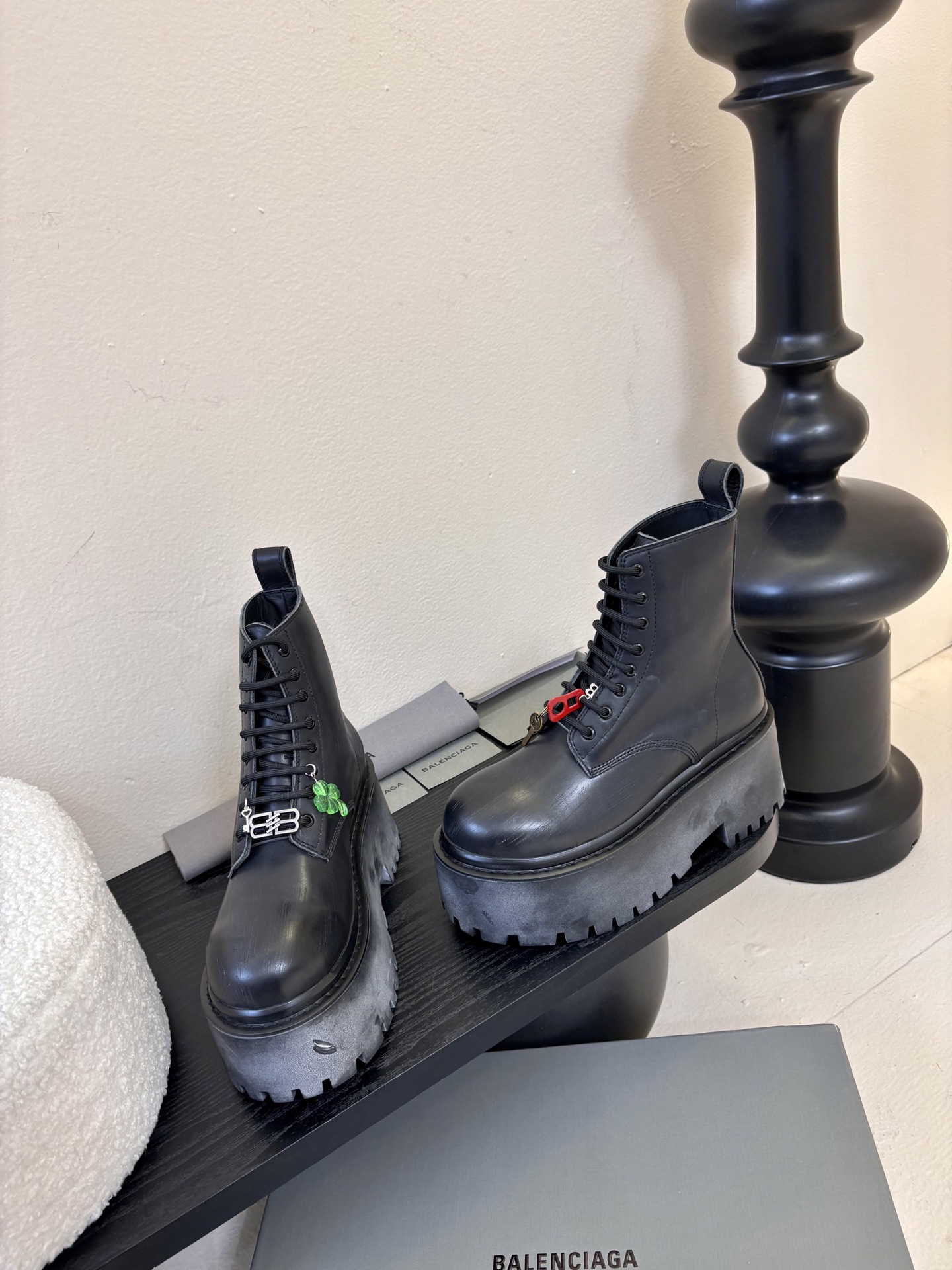 BALENCIAGA巴黎世家新品 STRIKE女士厚底短靴 雾化做旧效果短靴 鞋跟后饰以BB标识压纹 鞋