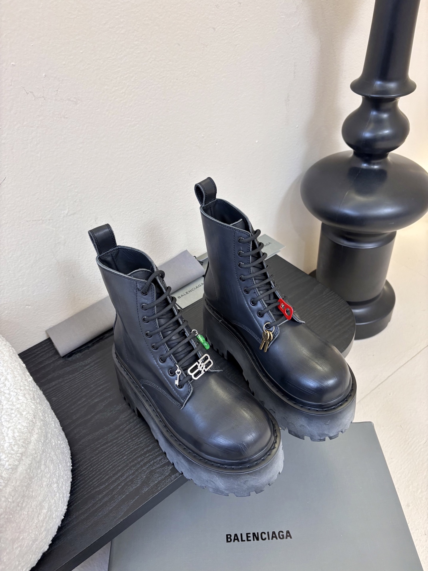 NO:695264,BALENCIAGA's new product STRIKE women's thick-soled short boots, atomized old-effect short boots, embossed BB logo on the back of the heel, old polished upper, high-quality texture, restrained luster but full of luxury, and the foot feel is both comfortable and stylish. Whether it is paired with slim jeans to show street coolness, or it collides with a personalized skirt to create a different spark, it can easily hold on. Wear it, you will be the most eye-catching presence on the street, perfectly interpreting your fashion attitude.  Fabric: cowhide, lining, silk cowhide, size 35-40, boots loafers, balenciaga, balenciaga, loafers, boots, skirts, jeans, cowhide19860909BALENCIAGA巴黎世家新品 STRIKE女士厚底短靴 雾化做旧效果短靴 鞋跟后饰以BB标识压纹 鞋面做旧抛光处理,质感上乘,光泽内敛却又奢华尽显,脚感更是舒适与格调并存. 无论是搭配修身牛仔裤展现街头酷感,还是与个性裙装碰撞出别样火花,它都能轻松hold住.穿上它,你就是街头最吸睛的存在,将时尚态度完美诠释 面料牛皮 内里丝绸牛里 码数35-40,靴子乐福鞋,balenciaga,balenciaga,loafers,boots,skirts,jeans,cowhide,Women's Shoes