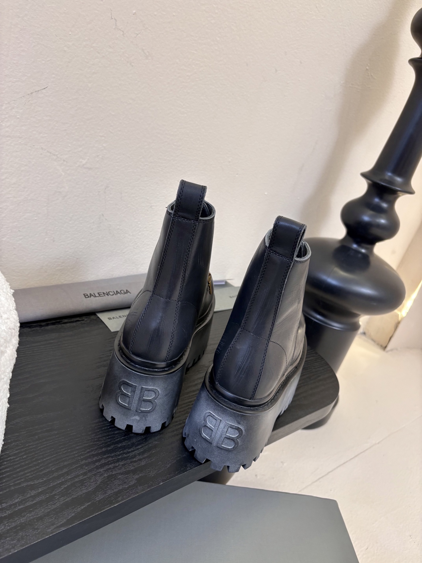 BALENCIAGA巴黎世家新品 STRIKE女士厚底短靴 雾化做旧效果短靴 鞋跟后饰以BB标识压纹 鞋