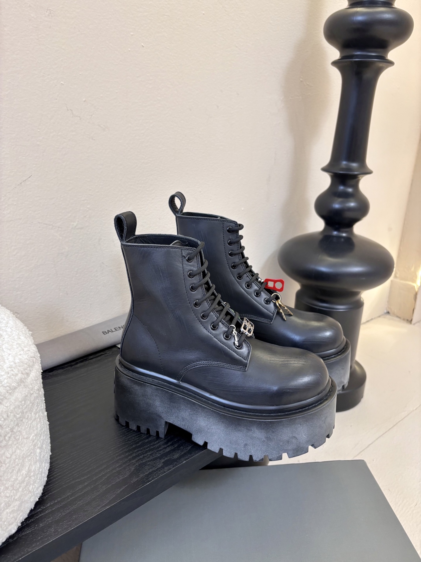 BALENCIAGA巴黎世家新品 STRIKE女士厚底短靴 雾化做旧效果短靴 鞋跟后饰以BB标识压纹 鞋