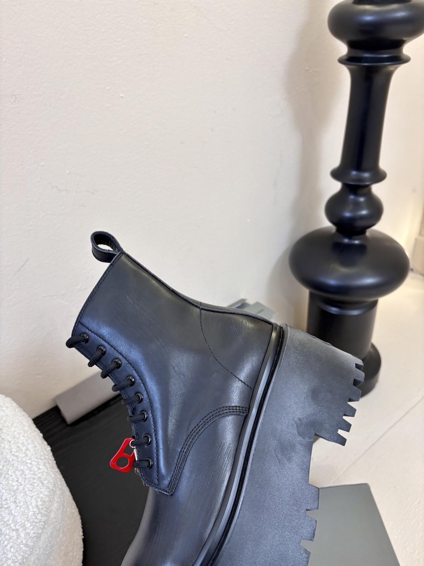 BALENCIAGA巴黎世家新品 STRIKE女士厚底短靴 雾化做旧效果短靴 鞋跟后饰以BB标识压纹 鞋