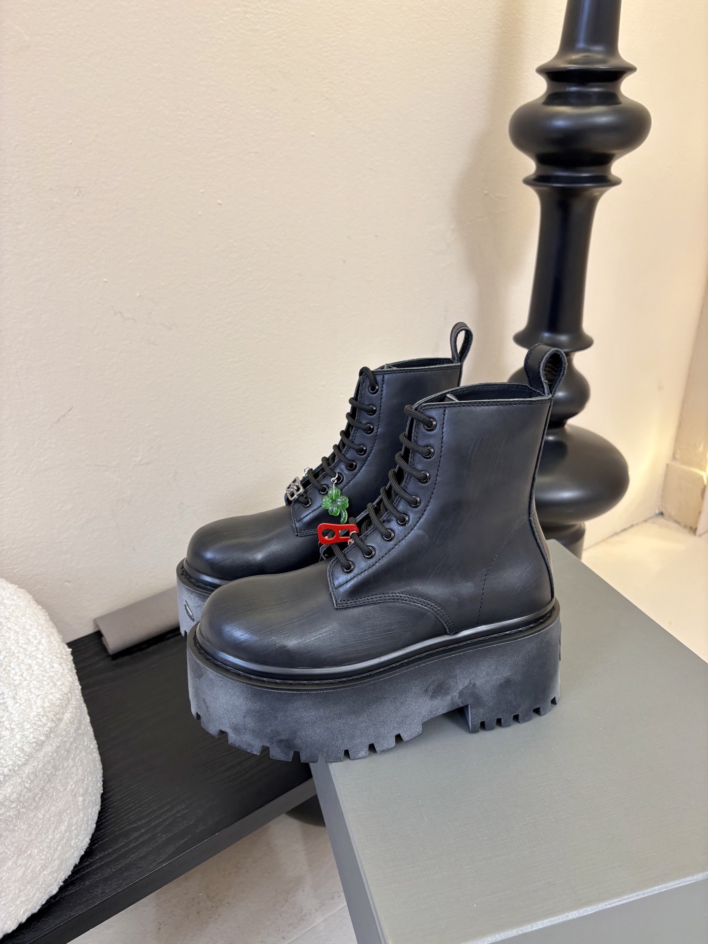 BALENCIAGA巴黎世家新品 STRIKE女士厚底短靴 雾化做旧效果短靴 鞋跟后饰以BB标识压纹 鞋