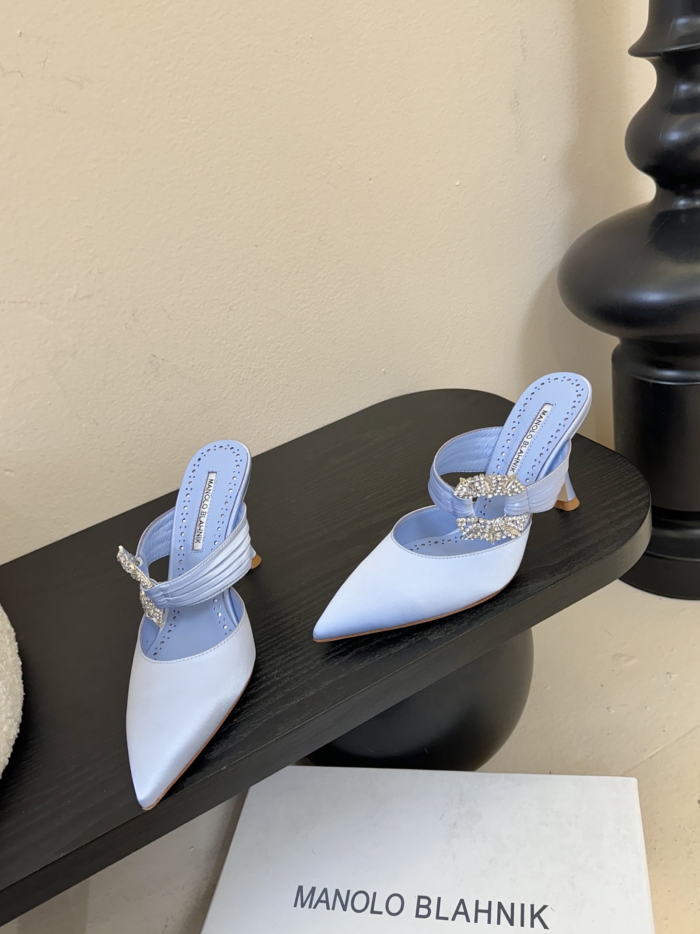 Manolo Blahnlk【MB】💯针对夏天尖头凉拖MB一直是每个女生梦寐以求的美鞋 。奥斯卡指定专用