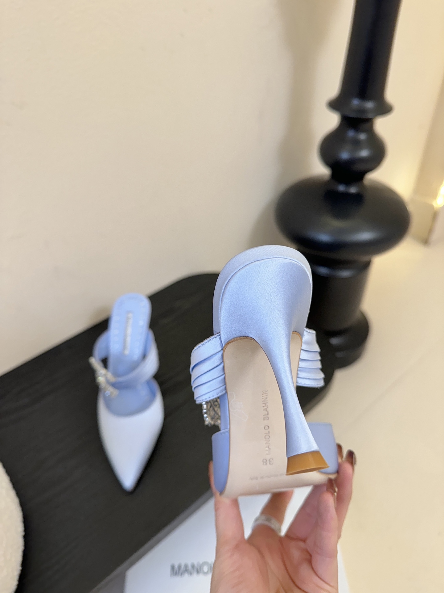 Manolo Blahnlk【MB】💯针对夏天尖头凉拖MB一直是每个女生梦寐以求的美鞋 。奥斯卡指定专用